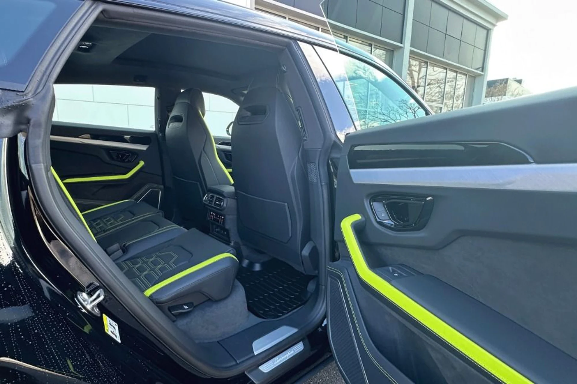 mph017_1189722780_Used_2025_Lamborghini_Urus_SE_1770899583_a01912d288
