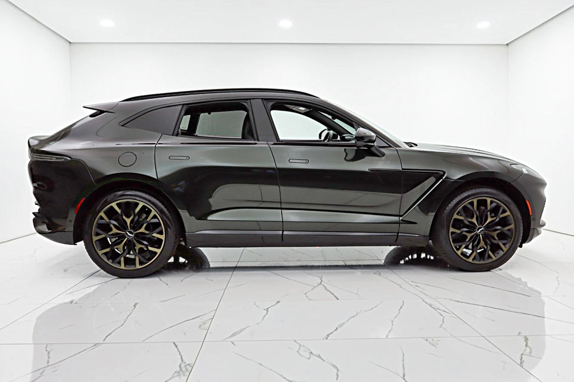 mph017_1203638680_Used_2021_Aston_Martin_DBX_fb9253075b