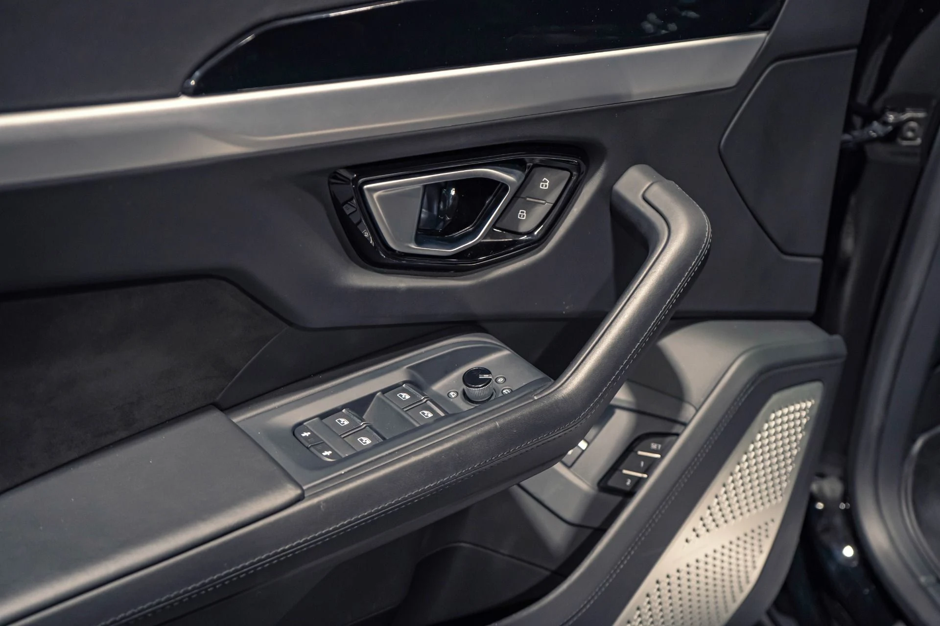 mph017_1216033668_Used_2019_Lamborghini_Urus_Full_Stealth_PPF_w_Bang_Olufsen_Advanced_Sound_1775662656_0db0c684e0