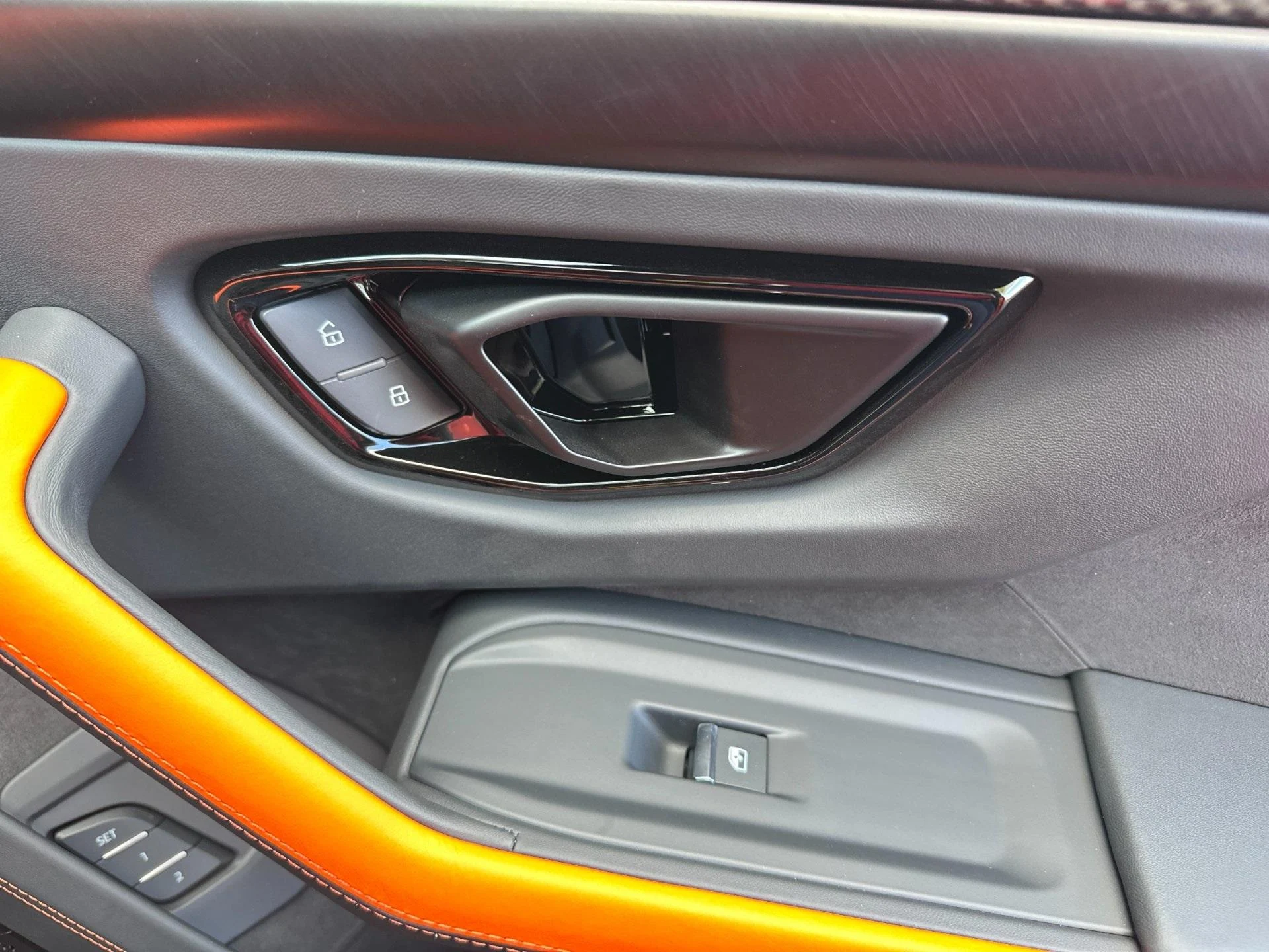 mph017_1219691685_Used_2025_Lamborghini_Urus_SE_1755160814_320feba9af