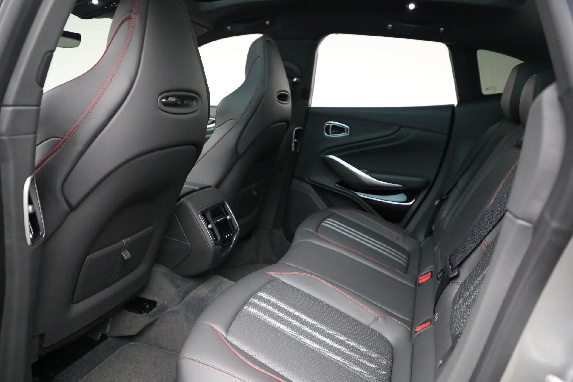 mph017_1222212783_New_2025_Aston_Martin_DBX_707_71b8aed839
