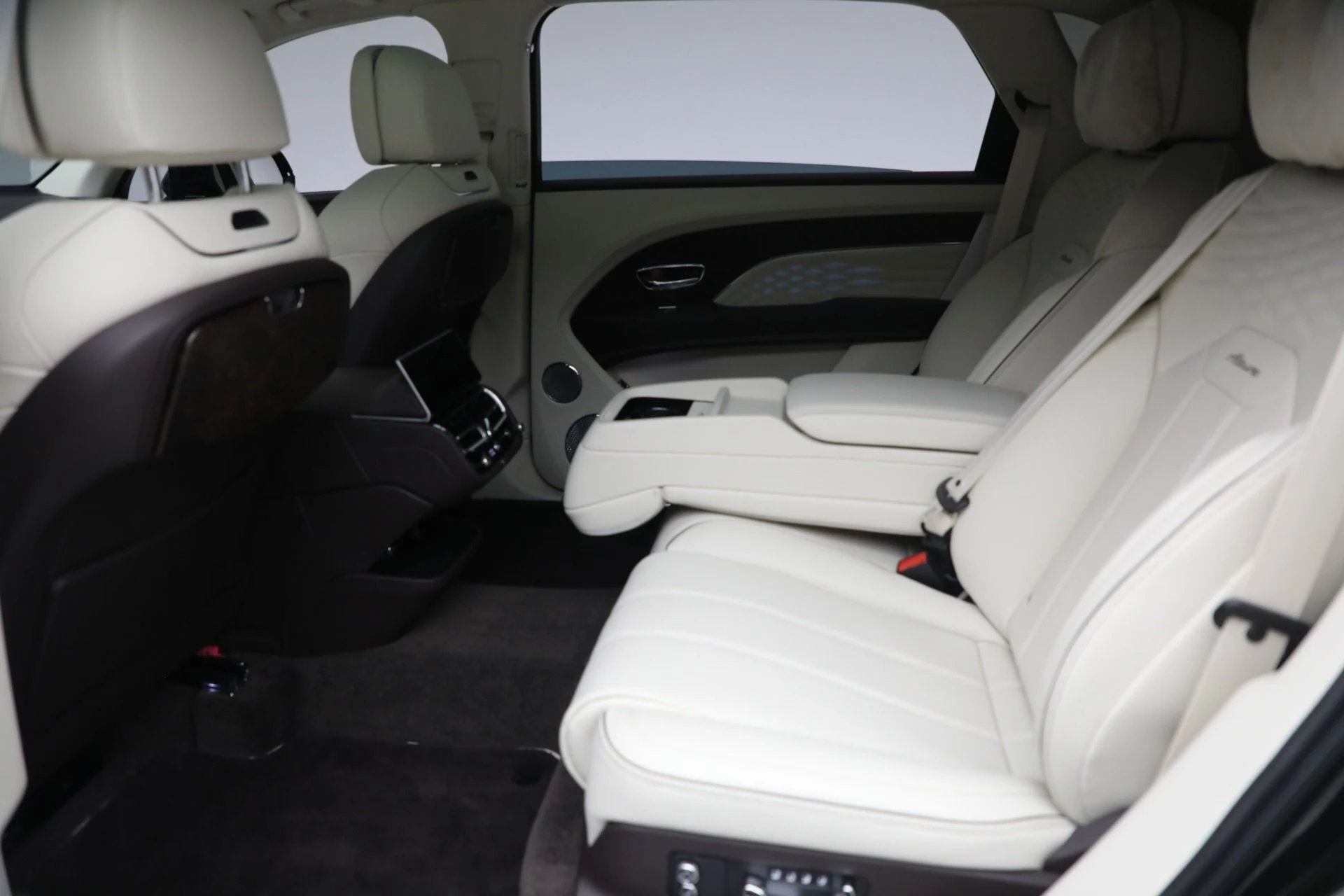mph017_1224786440_Used_2024_Bentley_Bentayga_EWB_Azure_V8_adba25f0ca