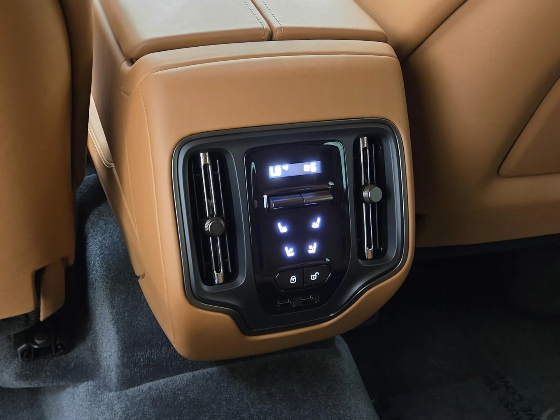 mph017_1225762864_New_2026_Aston_Martin_DBX_707_1761716893_a18d3363ff