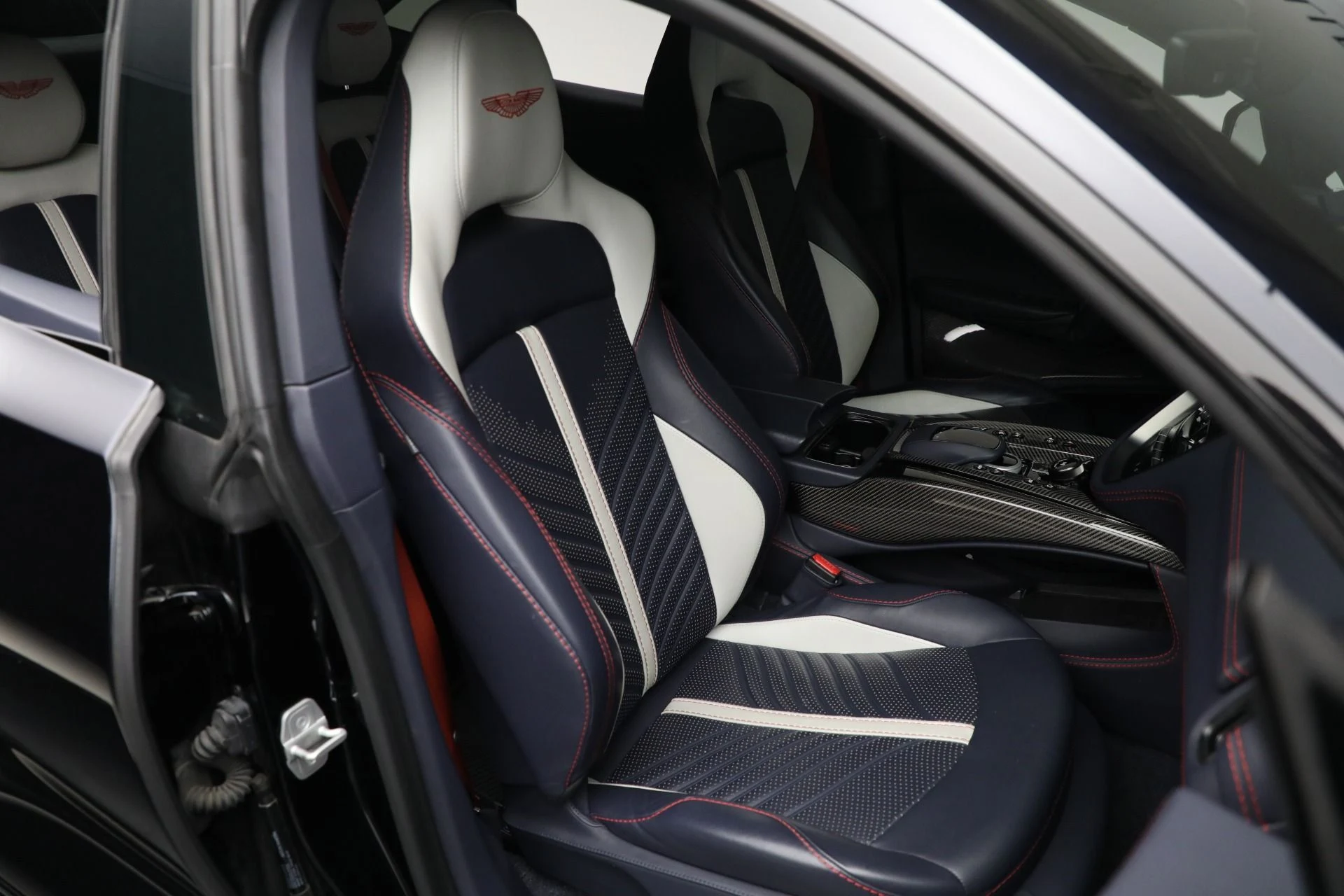 mph017_1234625118_Used_2023_Aston_Martin_DBX_707_fc95f543d6