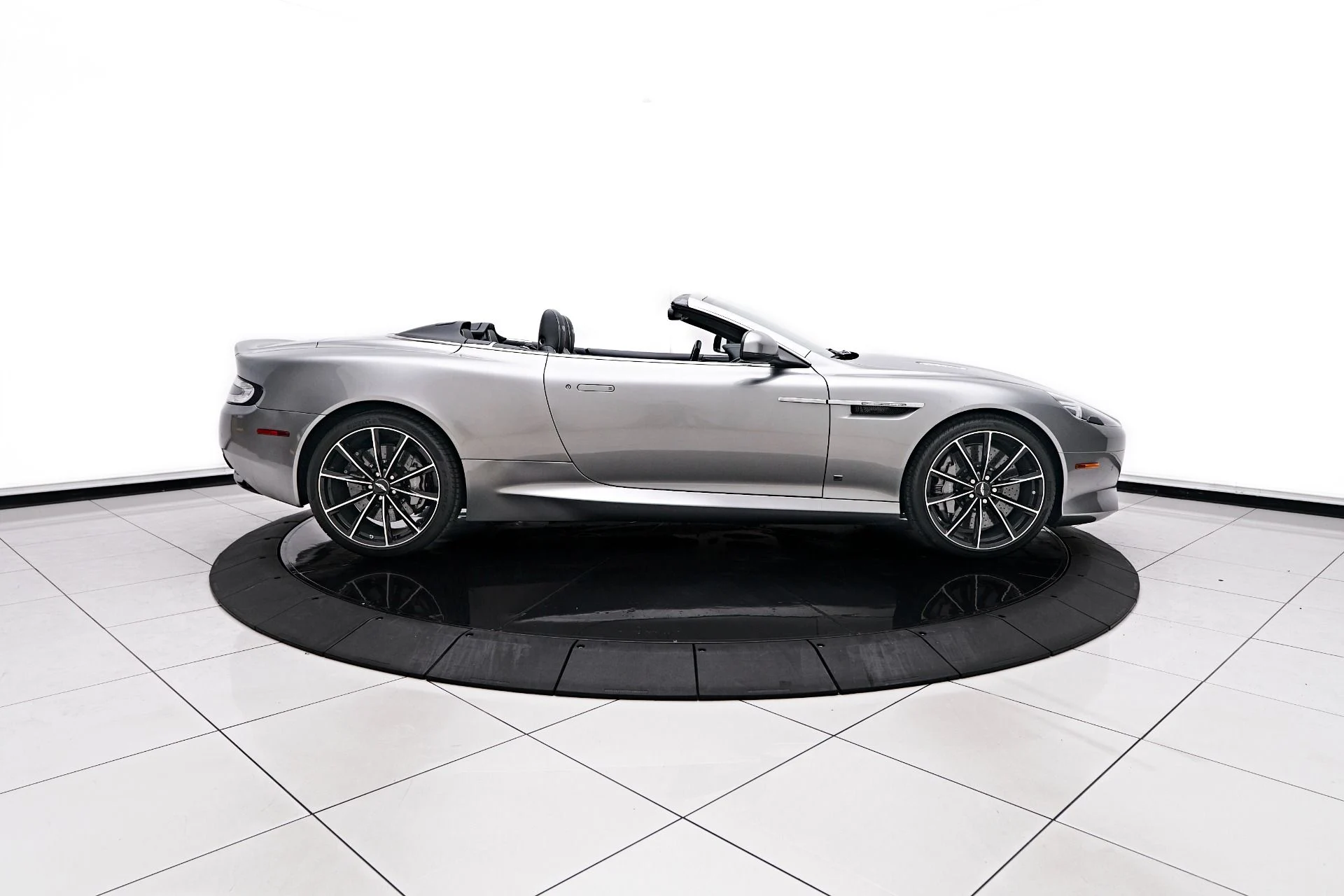 mph017_1259675400_Used_2016_Aston_Martin_DB_9_GT_1758395092_af12a3371a