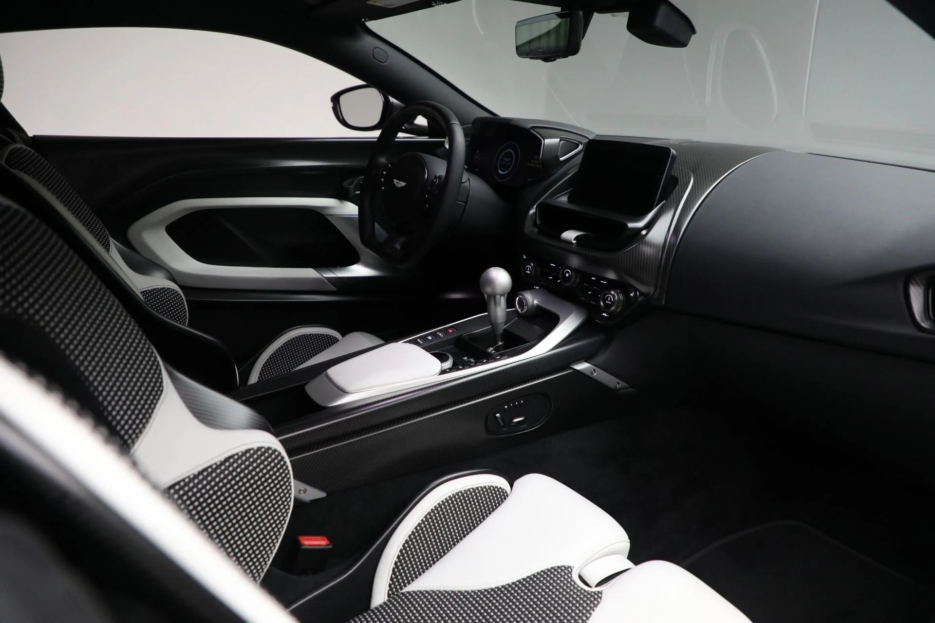 mph017_1272233099_New_2024_Aston_Martin_Valour_f91d70f2a5