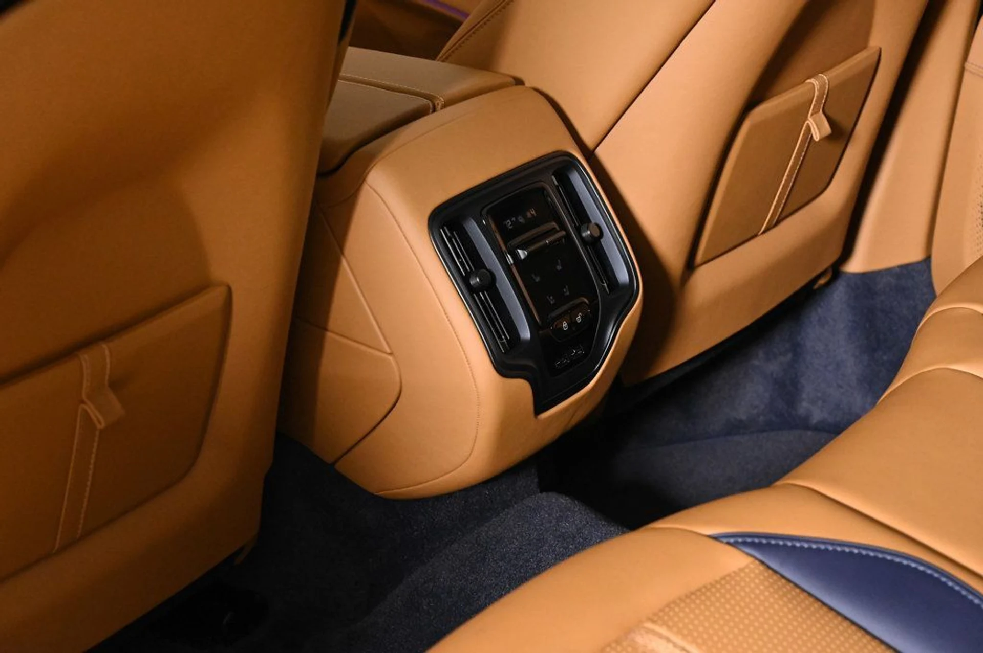 mph017_1272358850_new_2025_aston_martin_dbx_707awd_11350_22933644_17_1024_6dcc9a3a4c