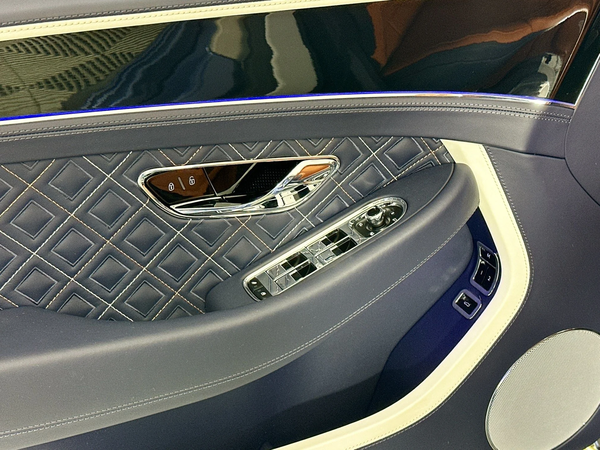 mph017_127348538_18_b7bb635db8