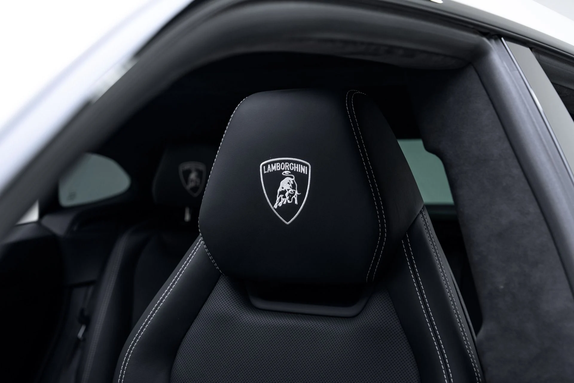 mph017_1277443149_Used_2023_Lamborghini_Urus_S_1776203789_60538ee208