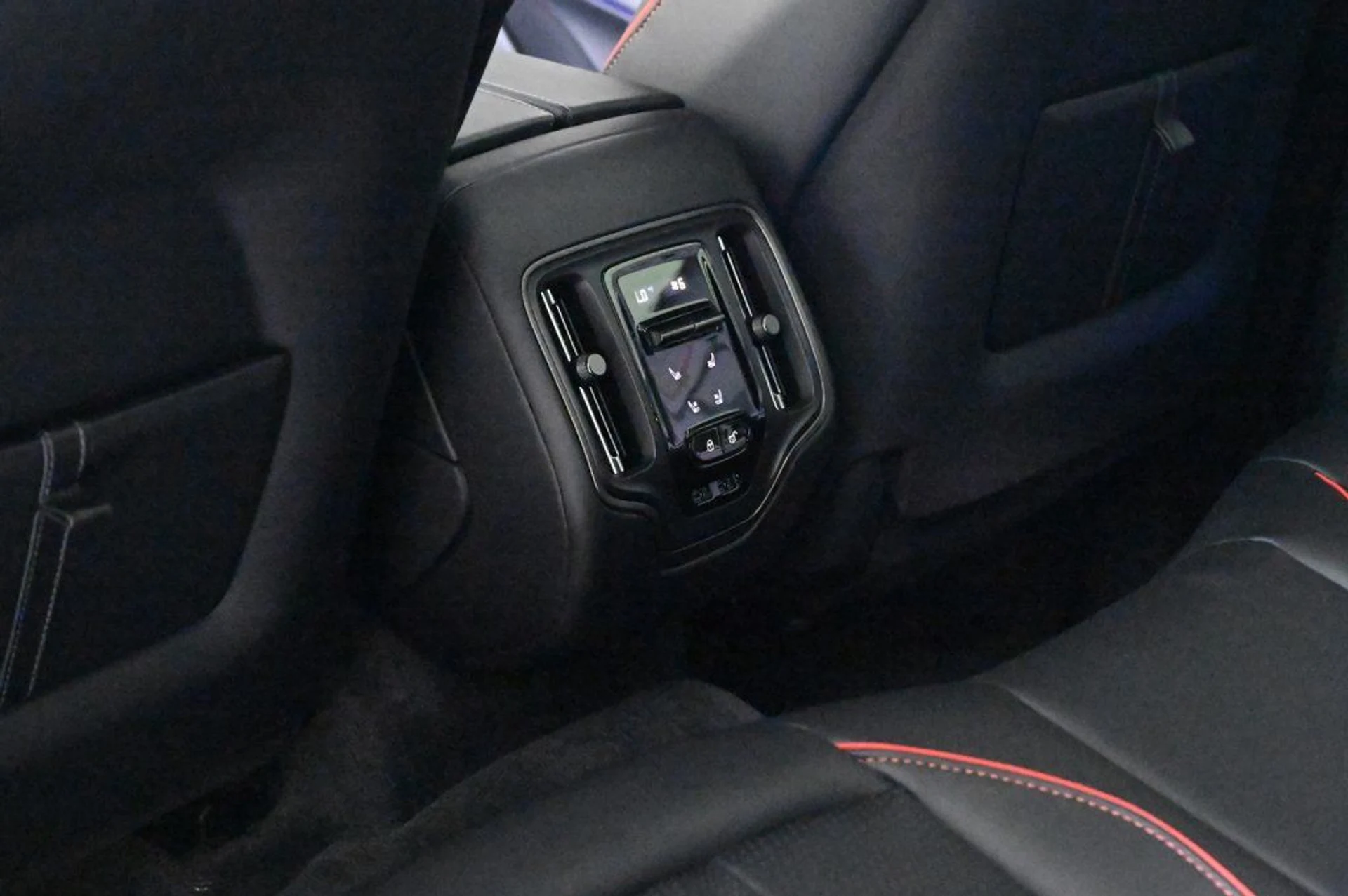 mph017_1281550229_new_2026_aston_martin_dbx_707awd_11350_22972758_17_1024_ec92be8e12