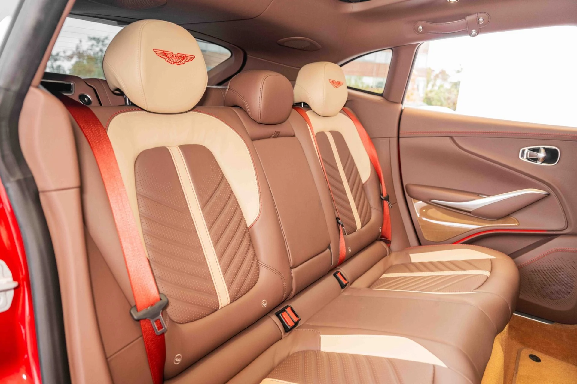 mph017_1283150420_Used_2023_Aston_Martin_DBX_707_1697843884_85b3656b08