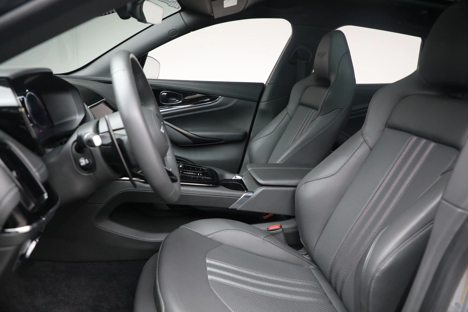 mph017_1297651229_New_2025_Aston_Martin_DBX_707_1762018439_fc2c5ceb67