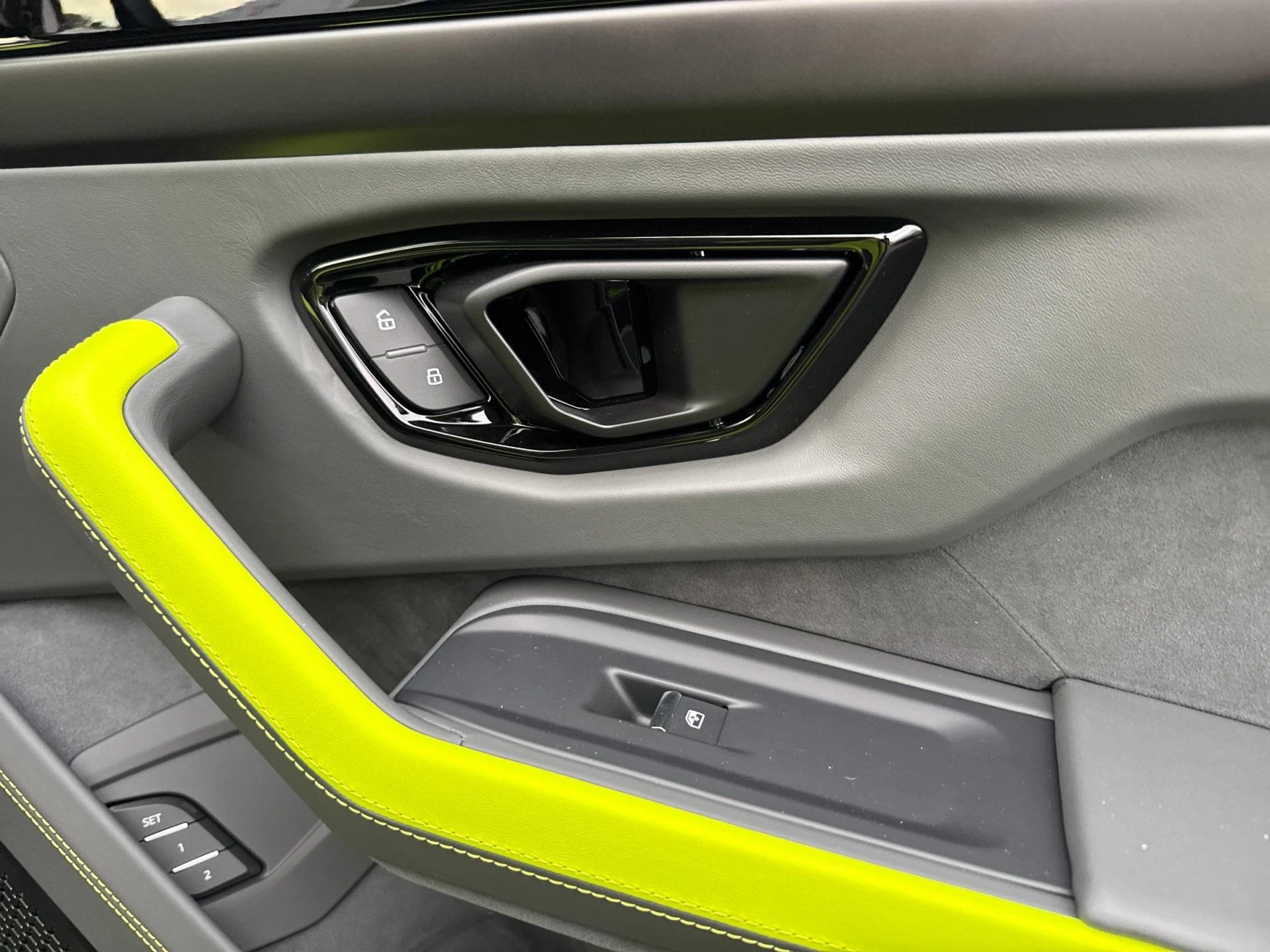 mph017_1306109375_New_2025_Lamborghini_Urus_SE_1770805149_88bf9c993d