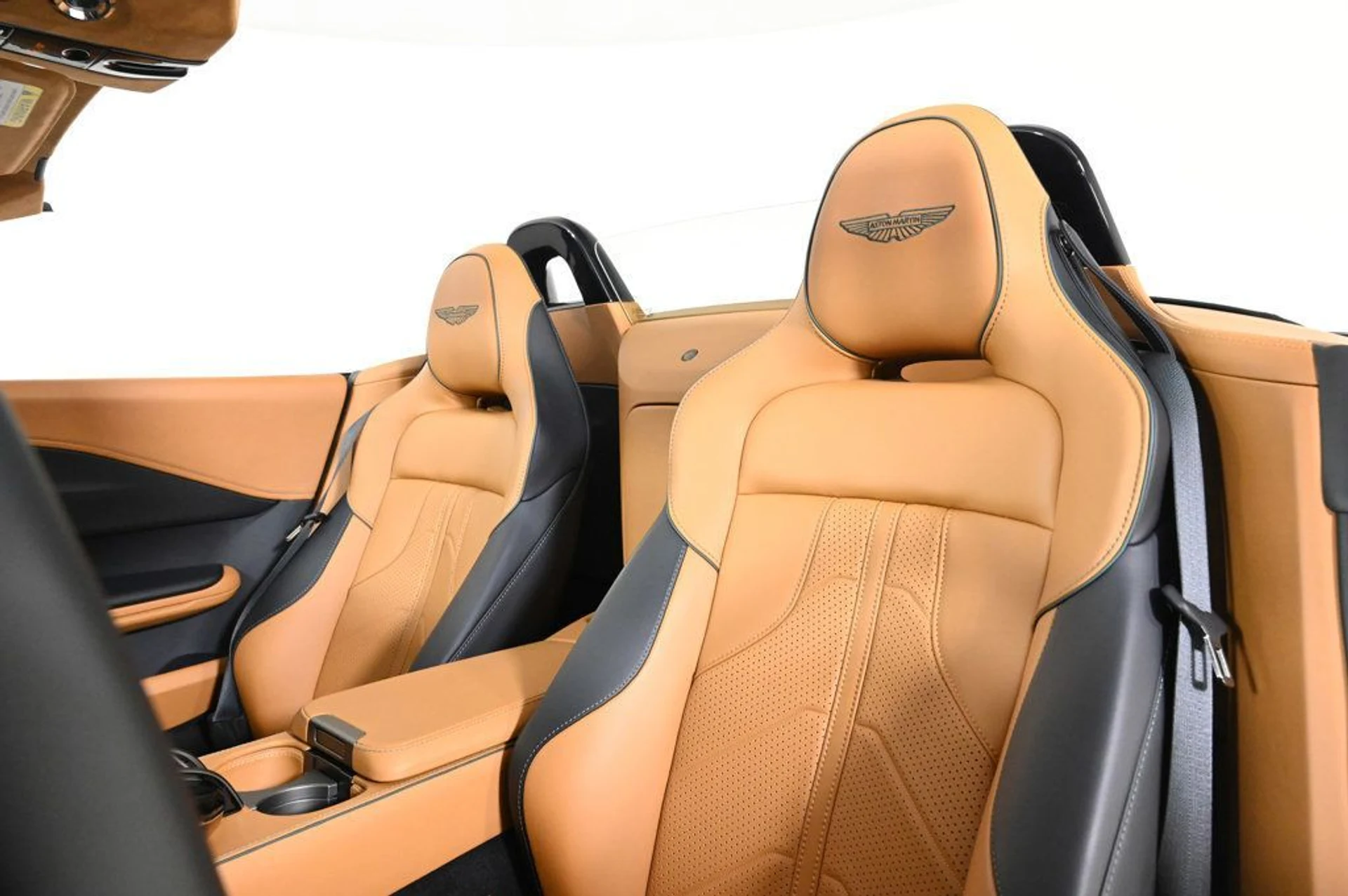 mph017_1310147321_used_2026_aston_martin_vantage_11350_22923178_17_1024_49e04dbfbc