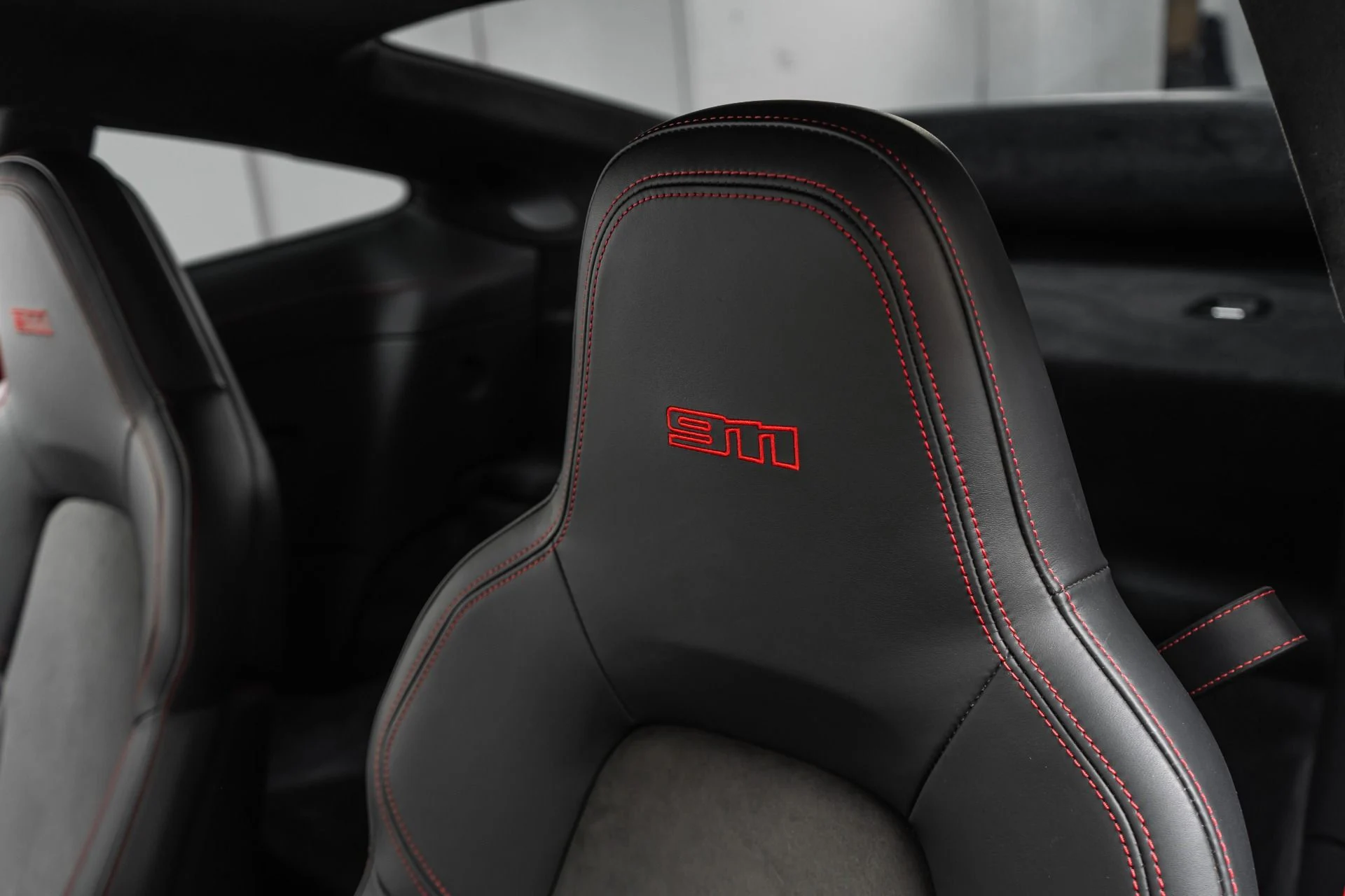 mph017_1327513174_Used_2024_Porsche_911_Dakar_Martini_Livery_Carbon_Roof_570_of_2500_1777055109_d7c0f43859