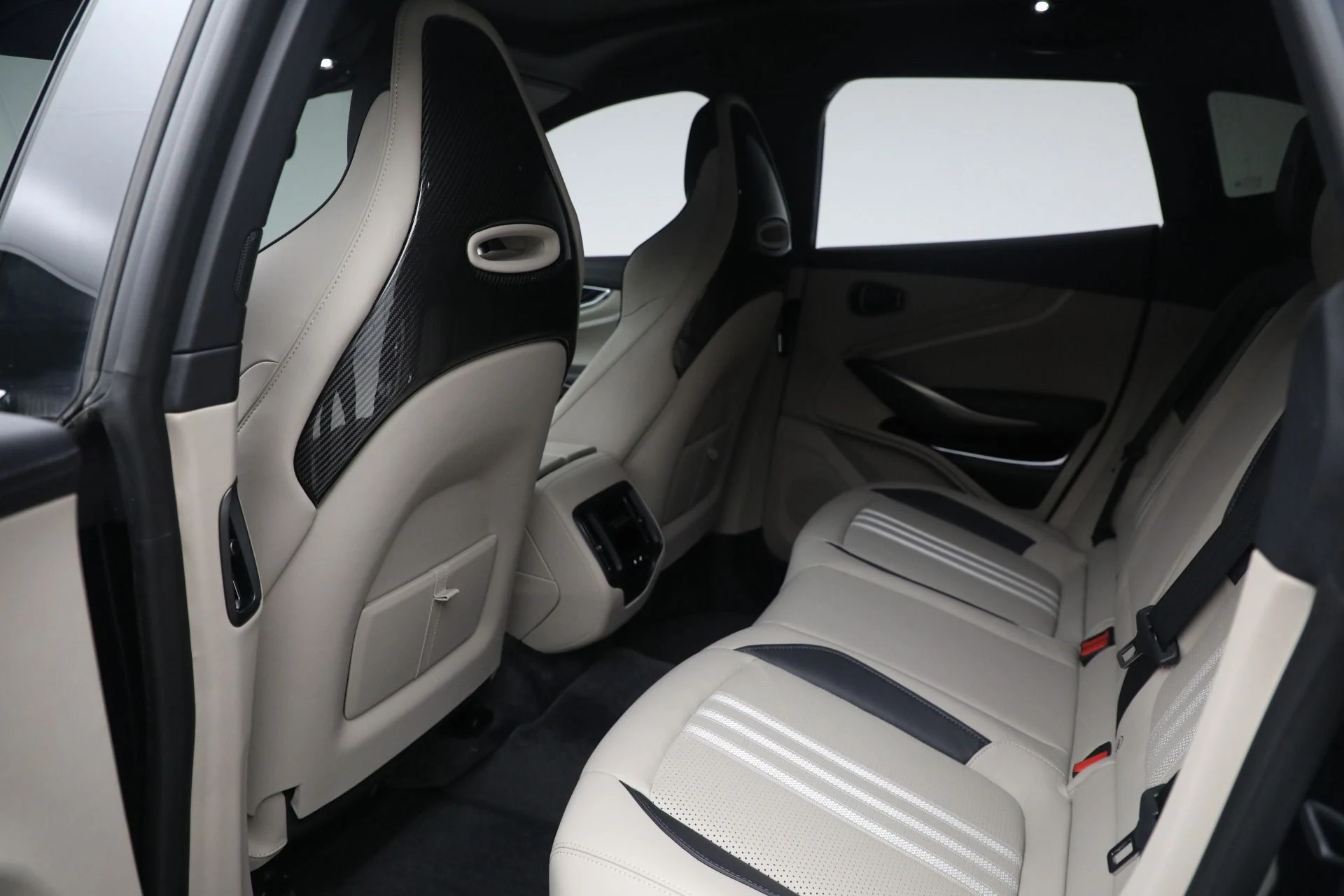 mph017_1333161206_New_2025_Aston_Martin_DBX_707_92b7762a2e