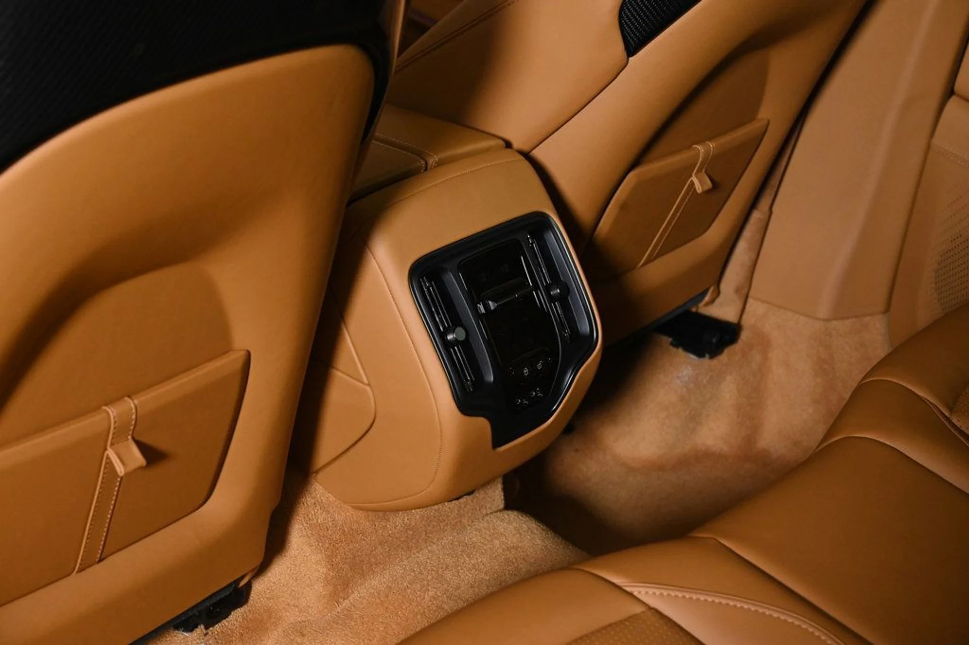 mph017_1343685979_new_2026_aston_martin_dbx_707awd_11350_22969430_17_1024_05d23ea6ff