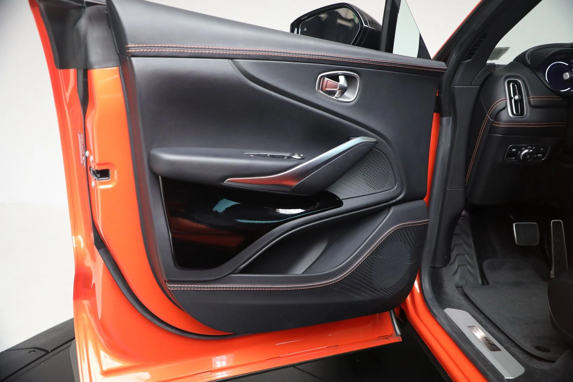 mph017_1354163799_Used_2023_Aston_Martin_DBX_707_1764179397_56630d0e3d