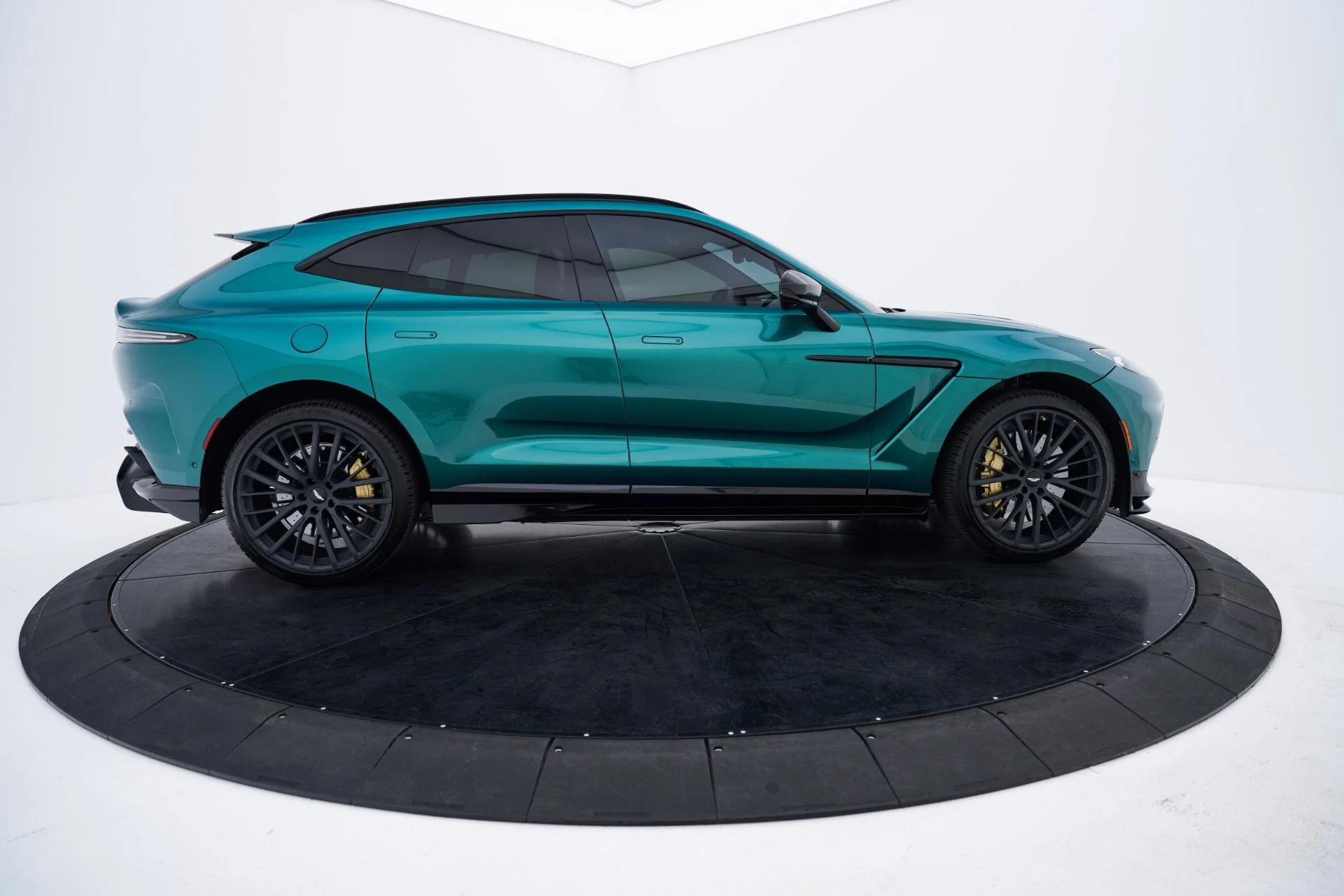 mph017_1360354593_Used_2024_Aston_Martin_DBX_707_1793218303_55c610ea1c
