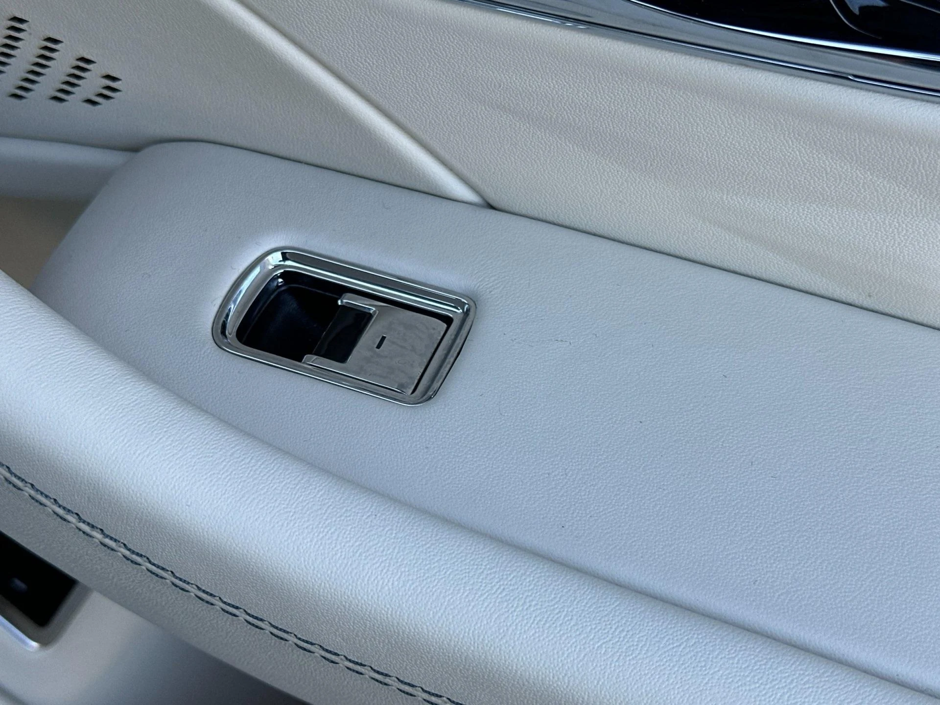 mph017_136700271_Used_2024_Bentley_Flying_Spur_1760603851_d5a5873238