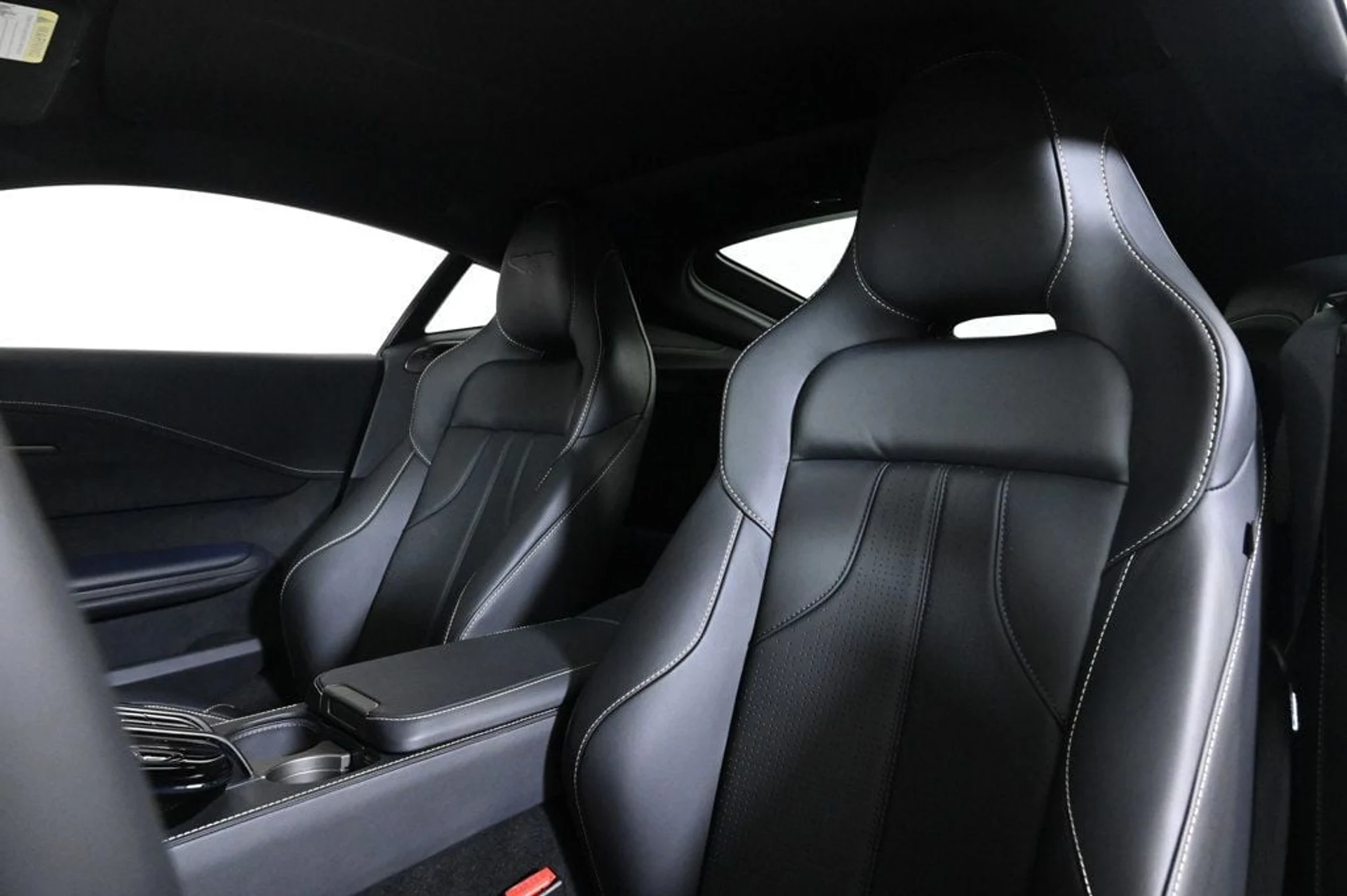mph017_1369891248_used_2026_aston_martin_vantage_11350_22917538_17_1024_40bdc36a5f