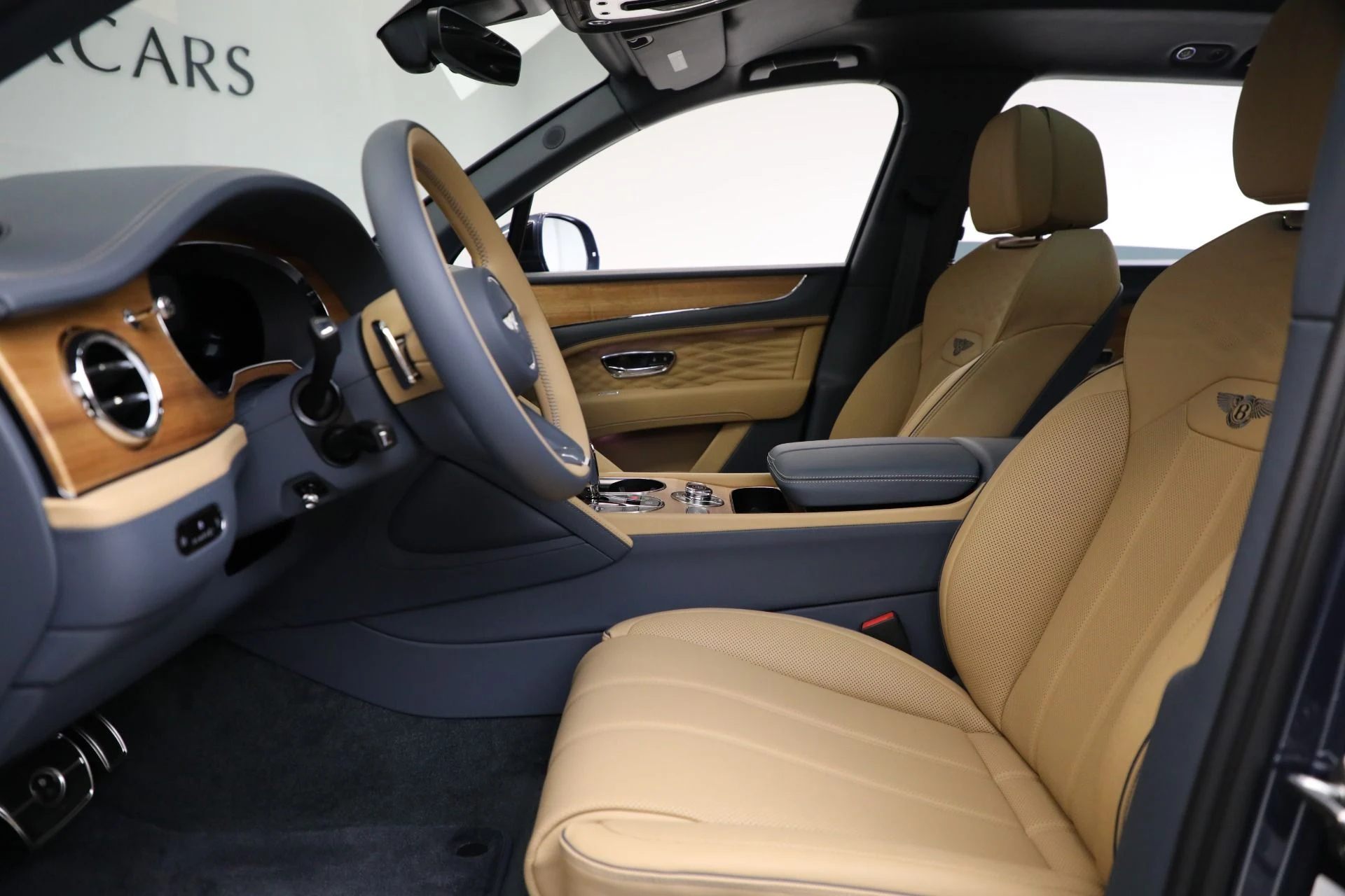 mph017_1382645525_New_2025_Bentley_Bentayga_EWB_Azure_V8_422243f6c4