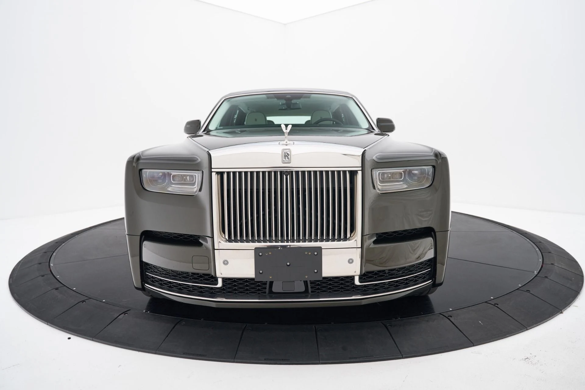 mph017_1422432152_Used_2026_Rolls_Royce_Phantom_Base_1792615152_8700340456