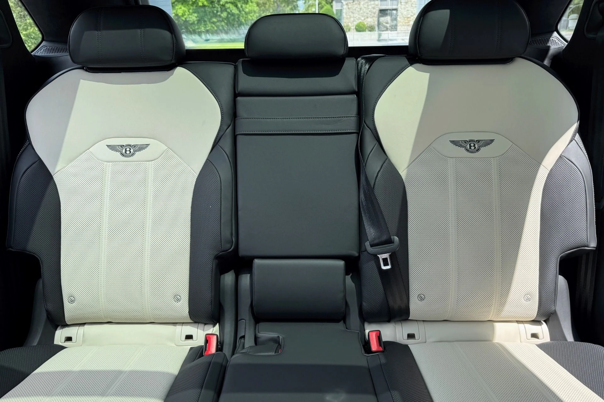 mph017_1426145351_New_2025_Bentley_Bentayga_V8_1757940189_2812121a48