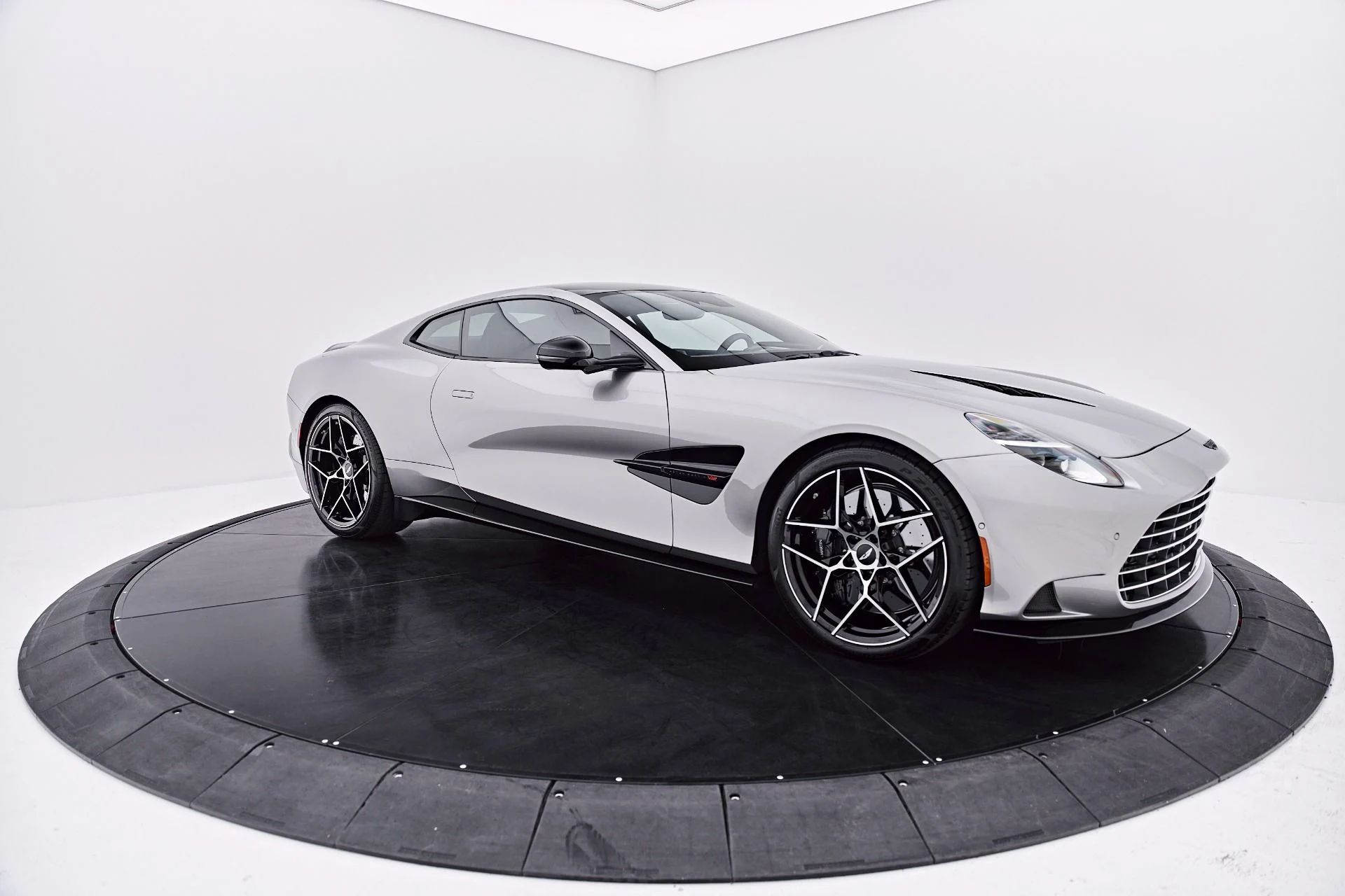 mph017_1430901122_Used_2025_Aston_Martin_Vanquish_V12_1786045794_2700c6b71f