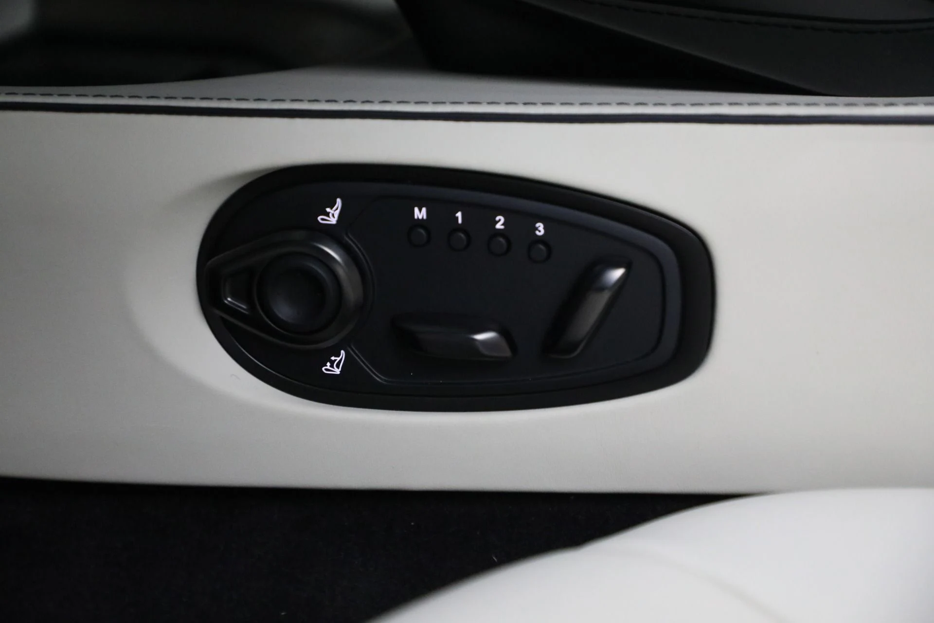 mph017_1431004540_New_2025_Aston_Martin_Vantage_9b8dac168d