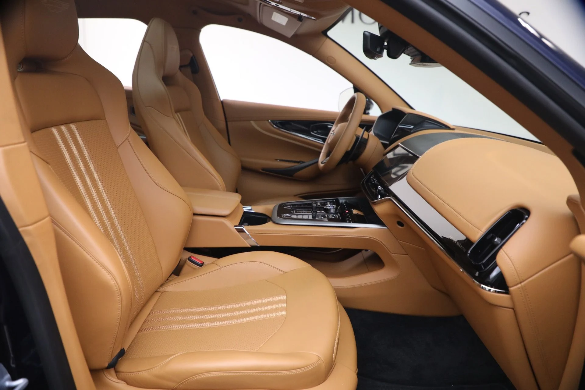 mph017_1431233920_Used_2026_Aston_Martin_DBX_707_1780937341_95c73411c6