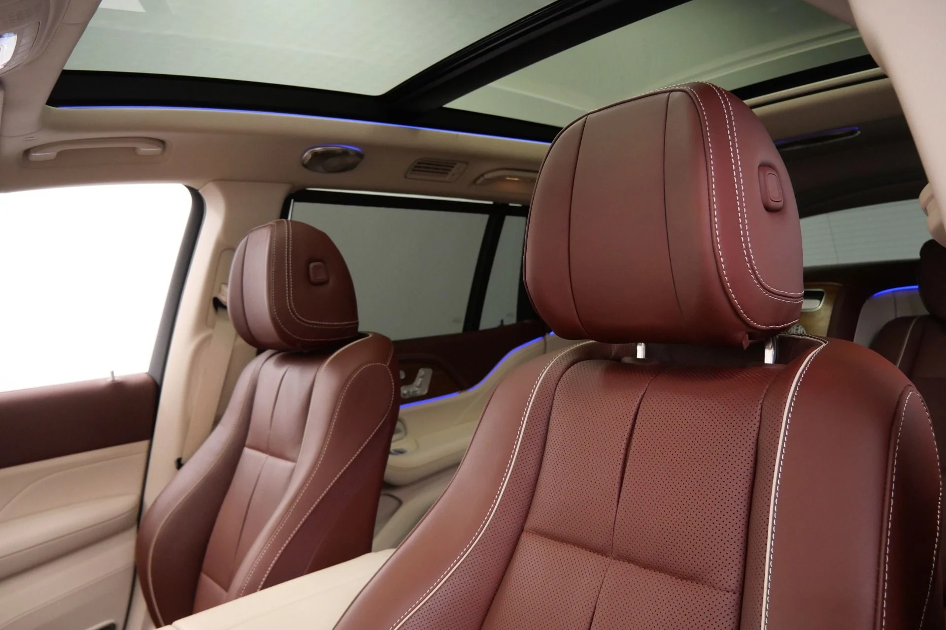 mph017_1438854173_Used_2022_Mercedes_Benz_Maybach_GLS_600_4_MATIC_Beautiful_Colors_Four_Seat_Configuration_Walnut_Trim_1776795080_289b1c6d14