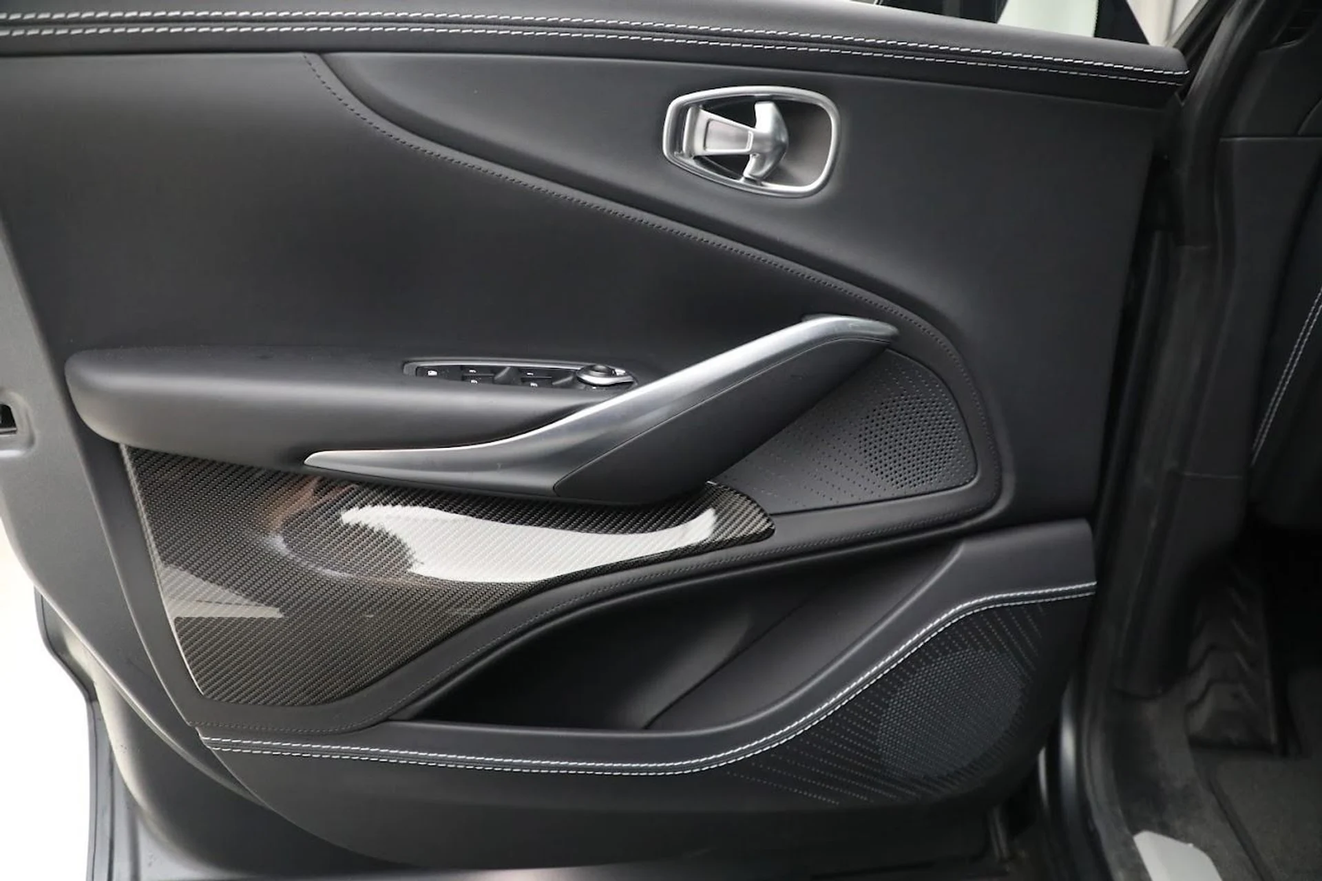 mph017_1439704947_Used_2023_Aston_Martin_DBX_707_1682624534_c4e7add5c9