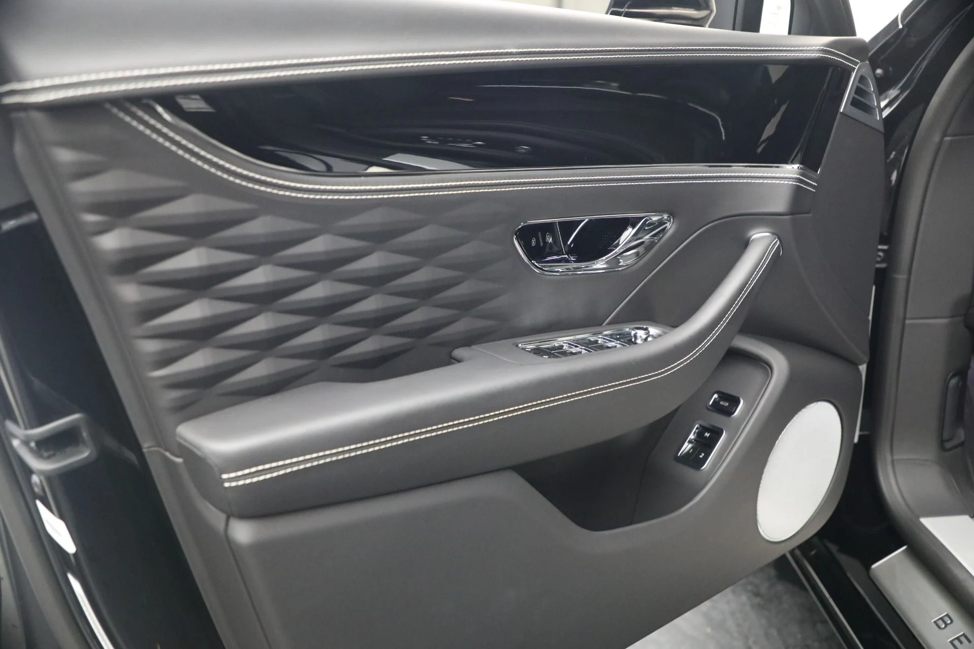 mph017_1449663284_Used_2022_Bentley_Flying_Spur_W12_1787352541_3bd27ef637