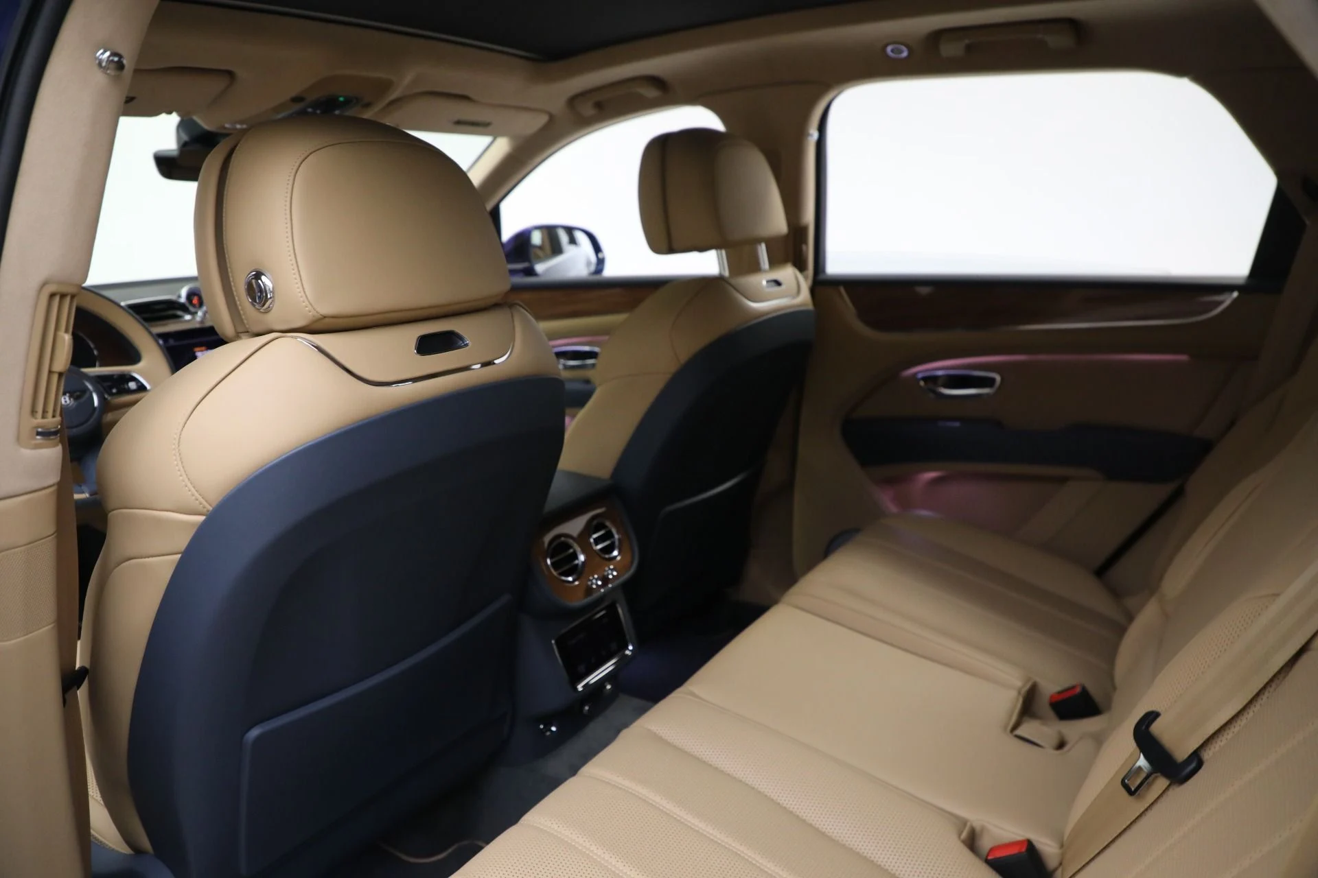 mph017_1451339259_Used_2023_Bentley_Bentayga_V8_4fecc91a45