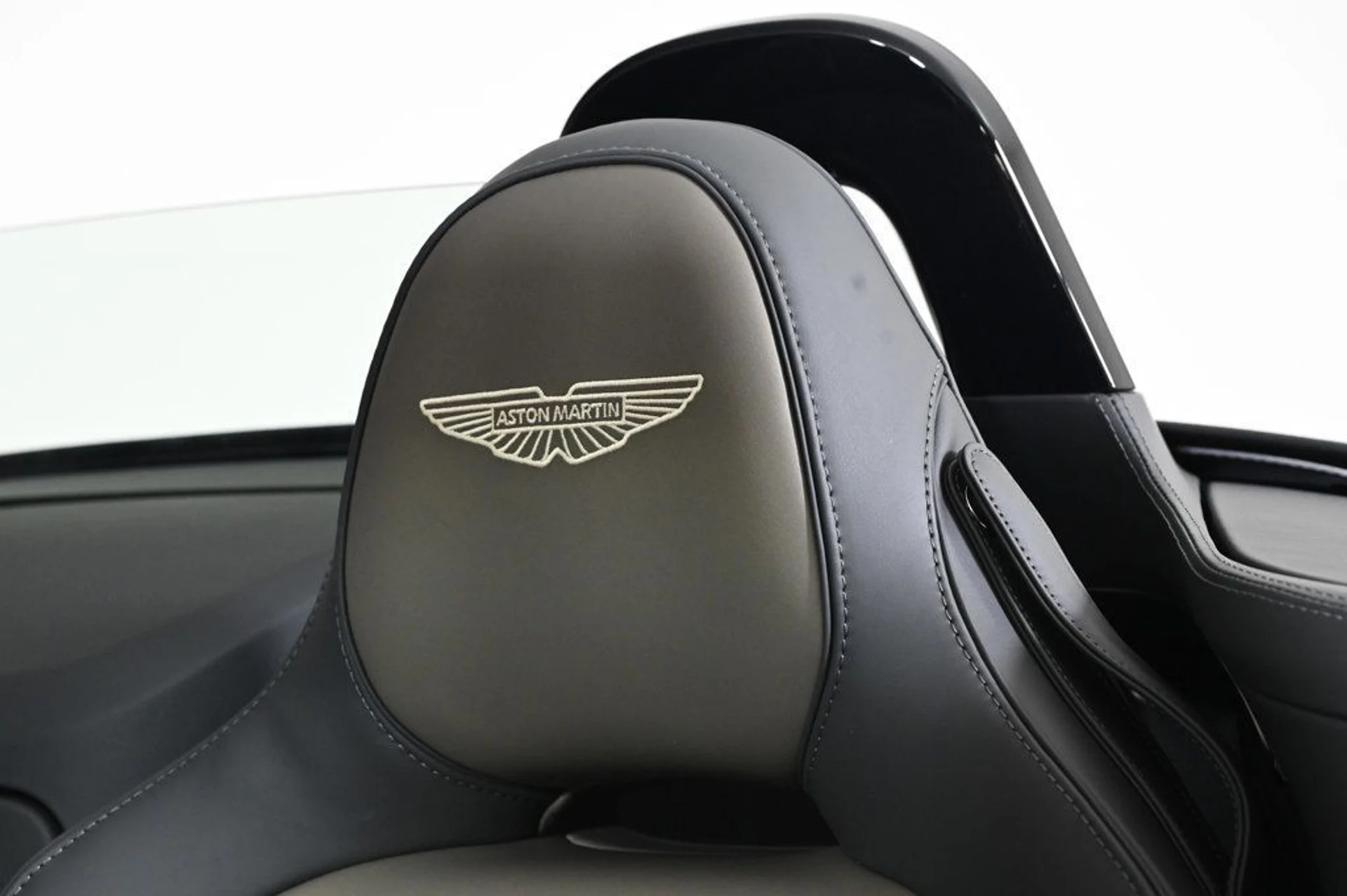 mph017_1452600593_new_2026_aston_martin_vantage_sroadster_11350_22966411_17_1024_9315985c32