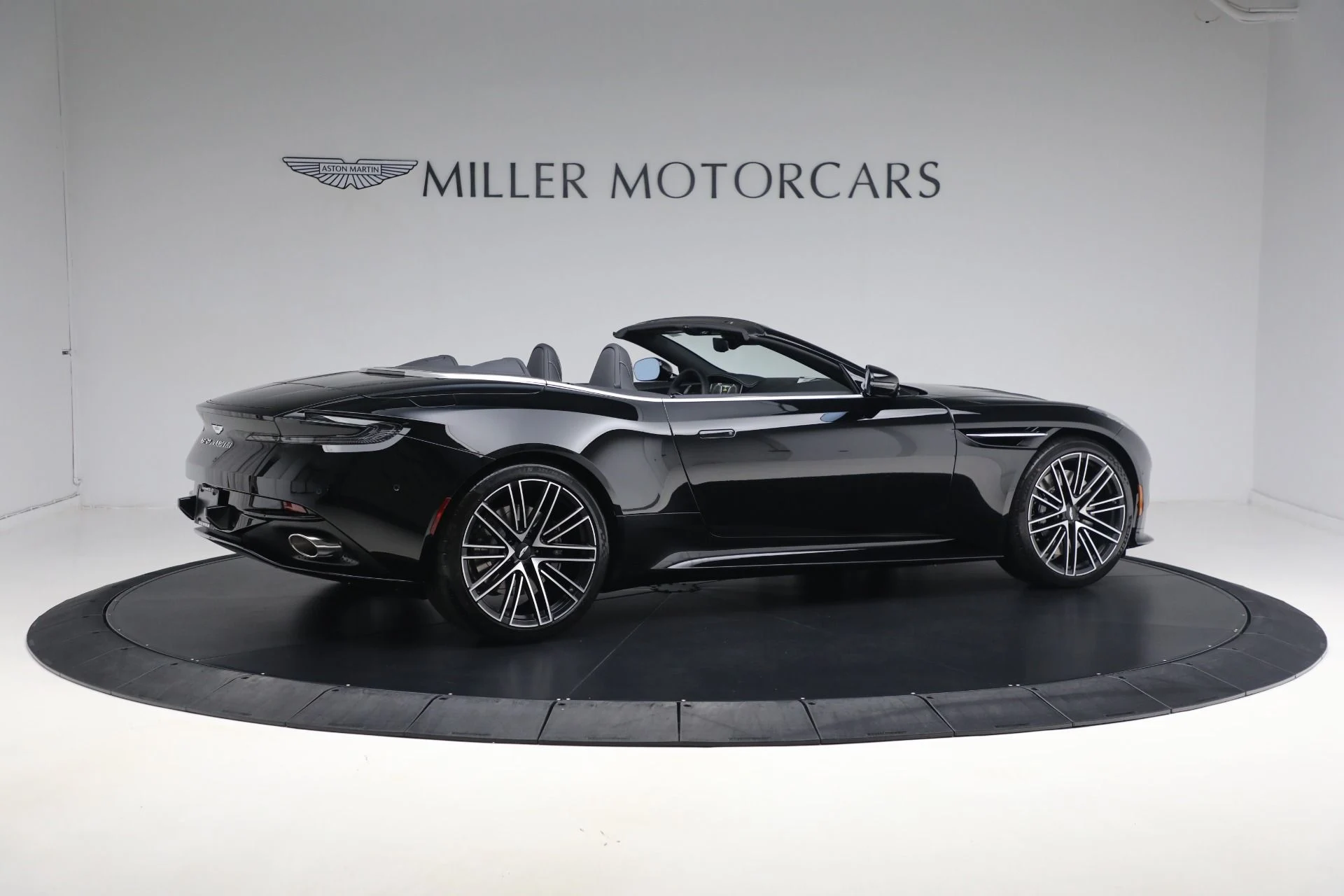 mph017_1457683749_New_2025_Aston_Martin_DB_12_Volante_f5f08cfc87