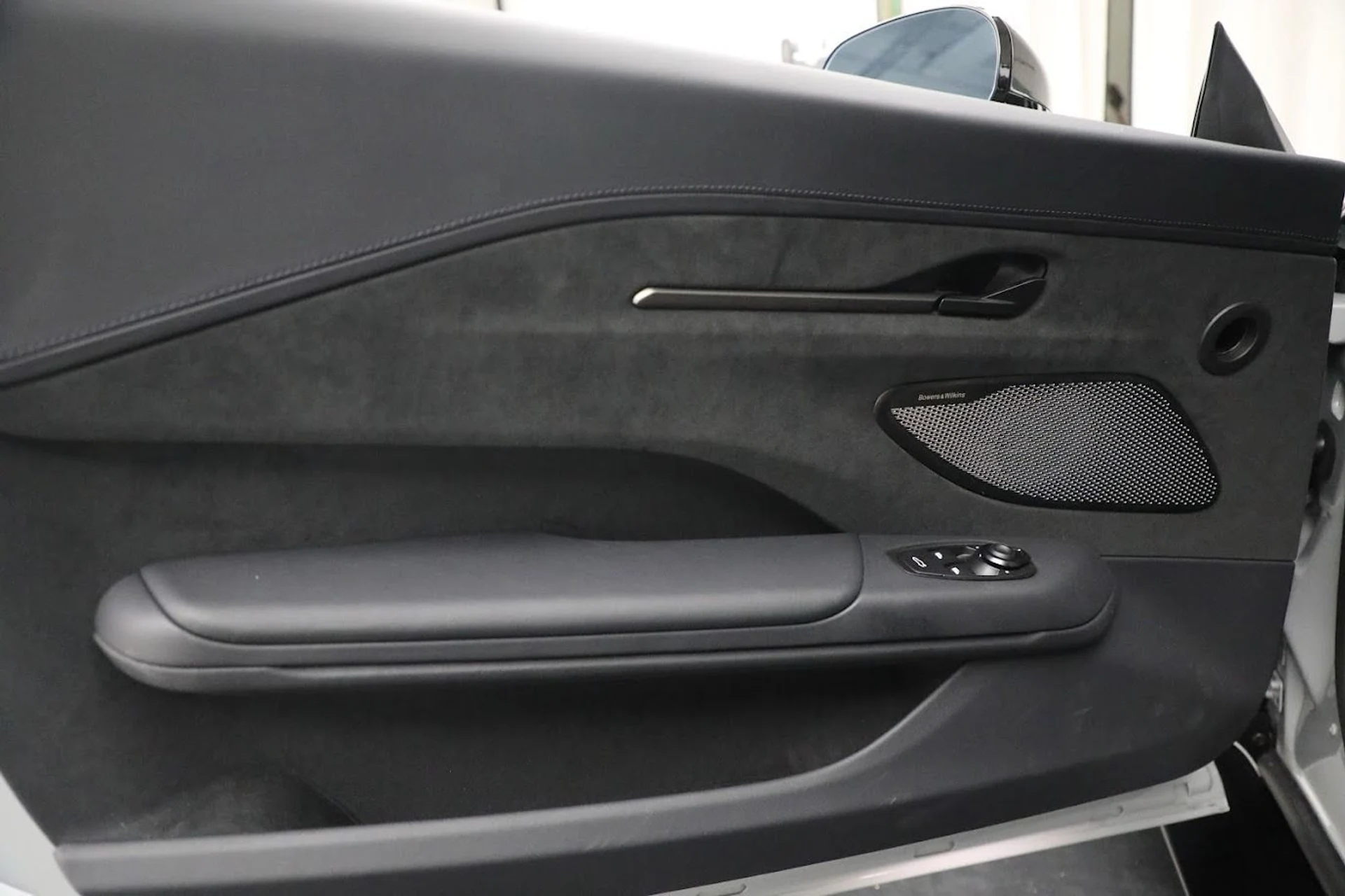 mph017_1472668739_New_2025_Aston_Martin_Vantage_55fc9b6bc7