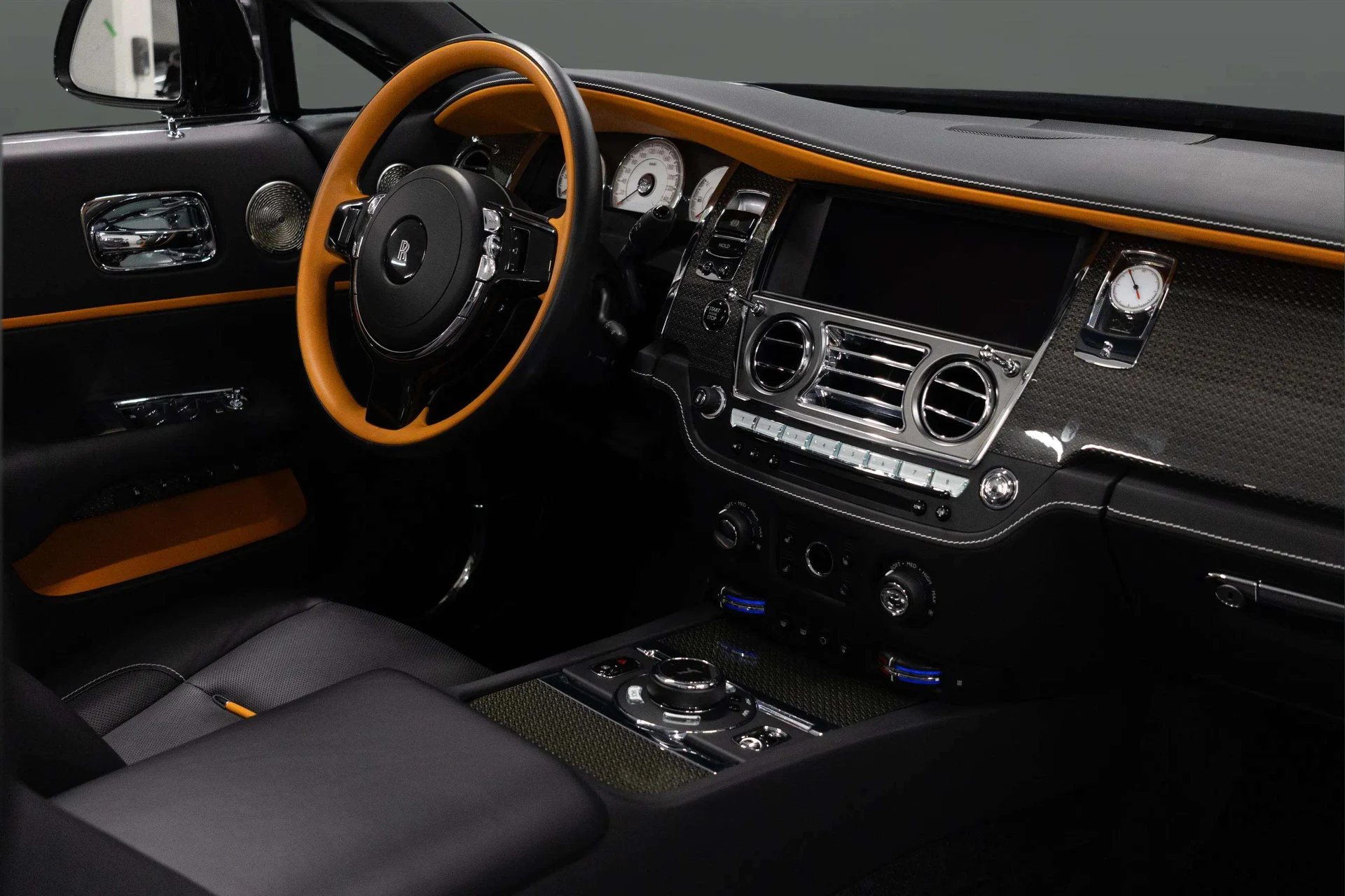 mph017_1476250239_9d2b907a_ebd7_4084_8c29_503ddb387891_201920_Rolls_Royce20_Black20_Badge20_Dawn2028_SCA_666_D55_KU_11584429_17_58d2670b9c