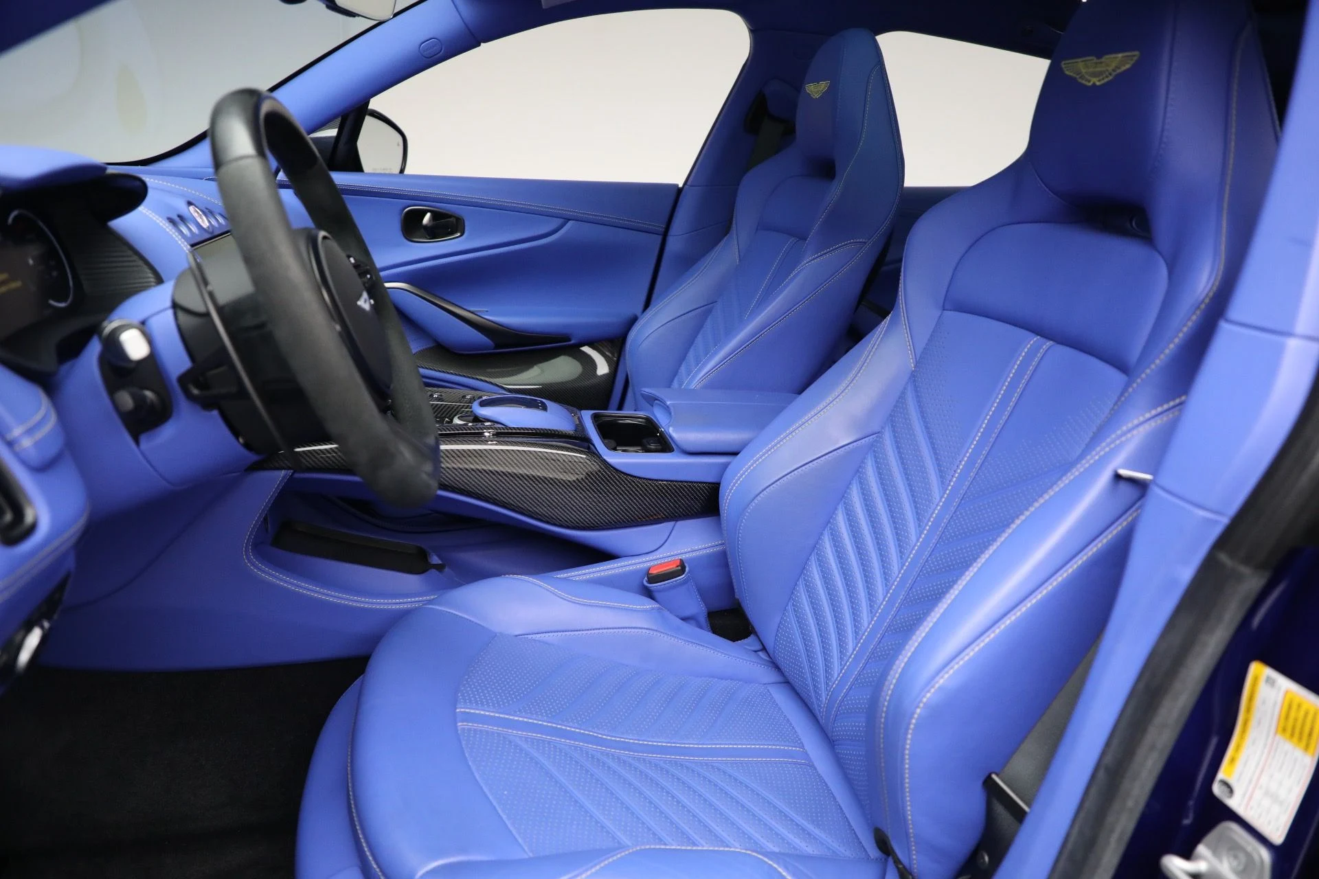 mph017_1480687518_Used_2024_Aston_Martin_DBX_707_1761409513_9aa4252005