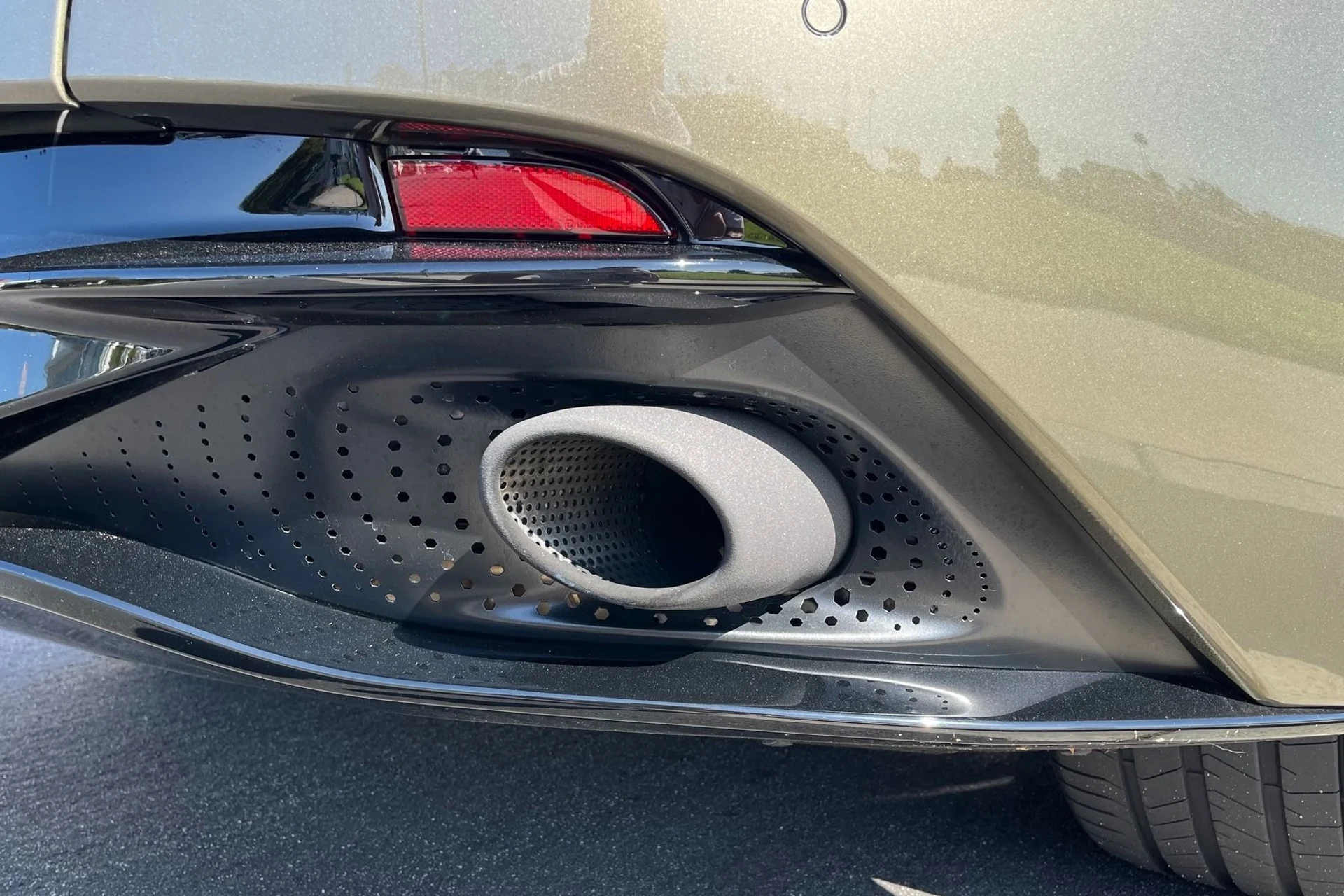 mph017_1480865649_Used_2018_Aston_Martin_DB_11_V8_1763145148_1e60b4b13f