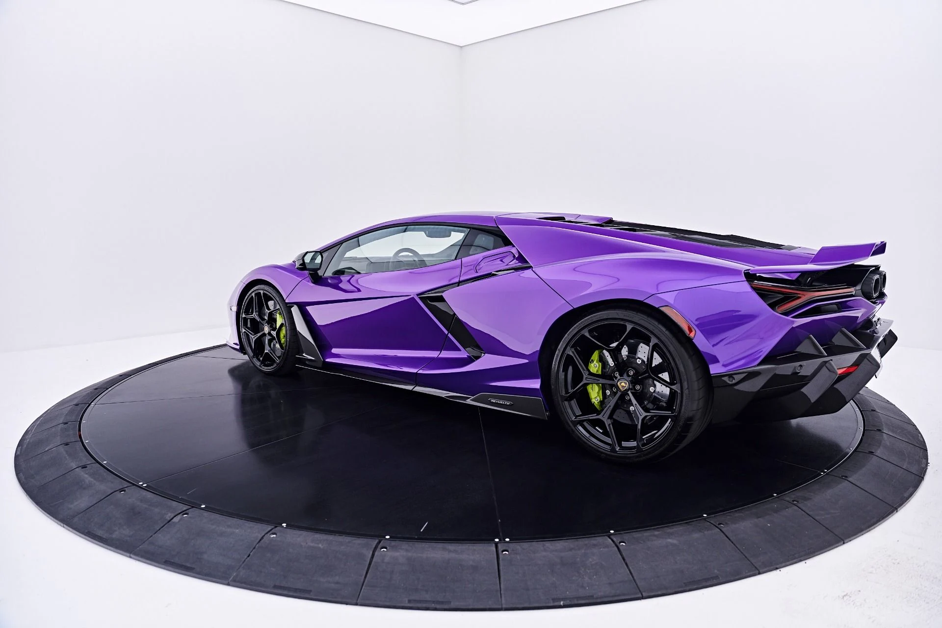 mph017_1490470037_Used_2025_Lamborghini_Revuelto_Base_1784242606_8f28713b0a