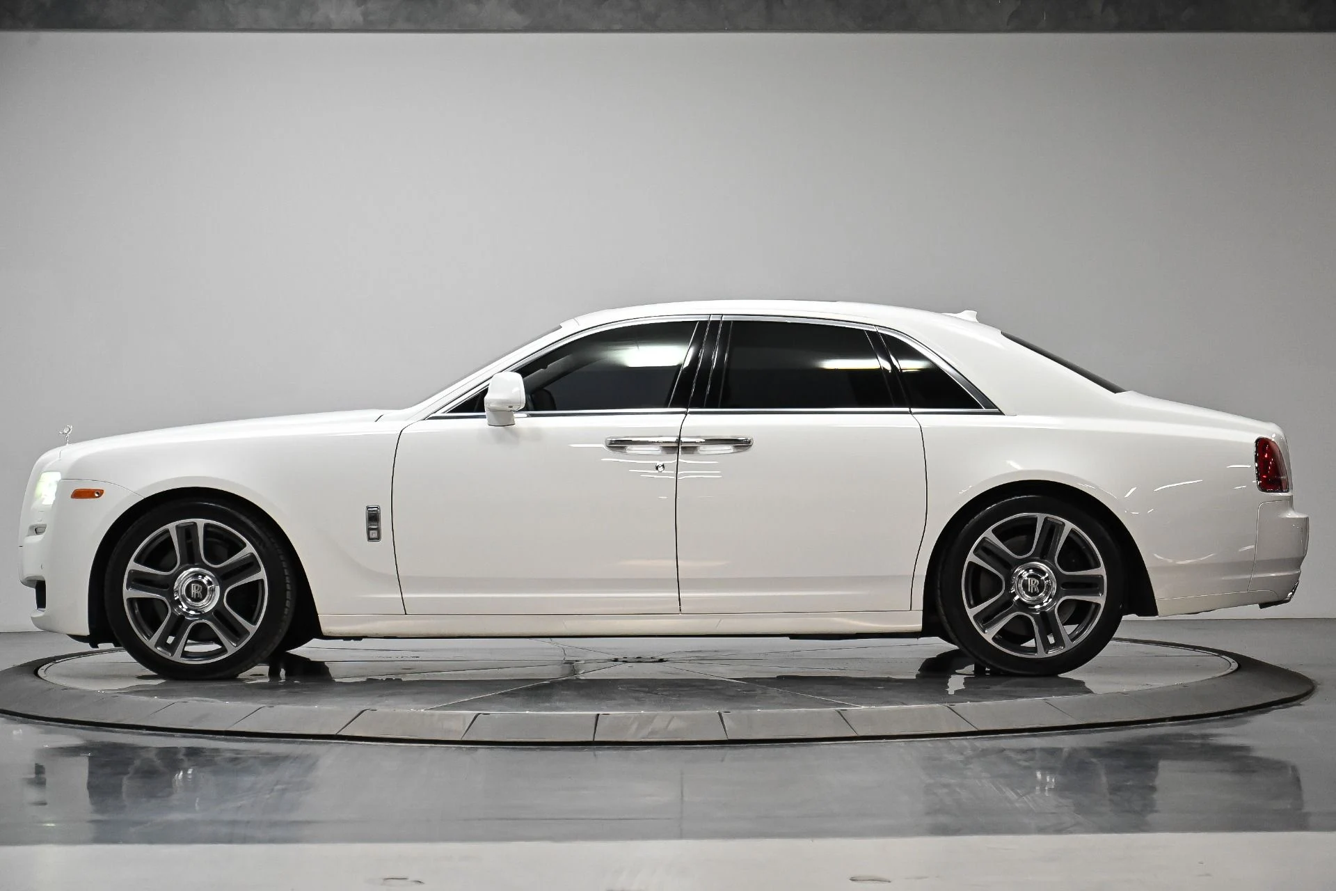 mph017_1492833330_Used_2017_Rolls_Royce_Ghost_1749695060_99c1708837