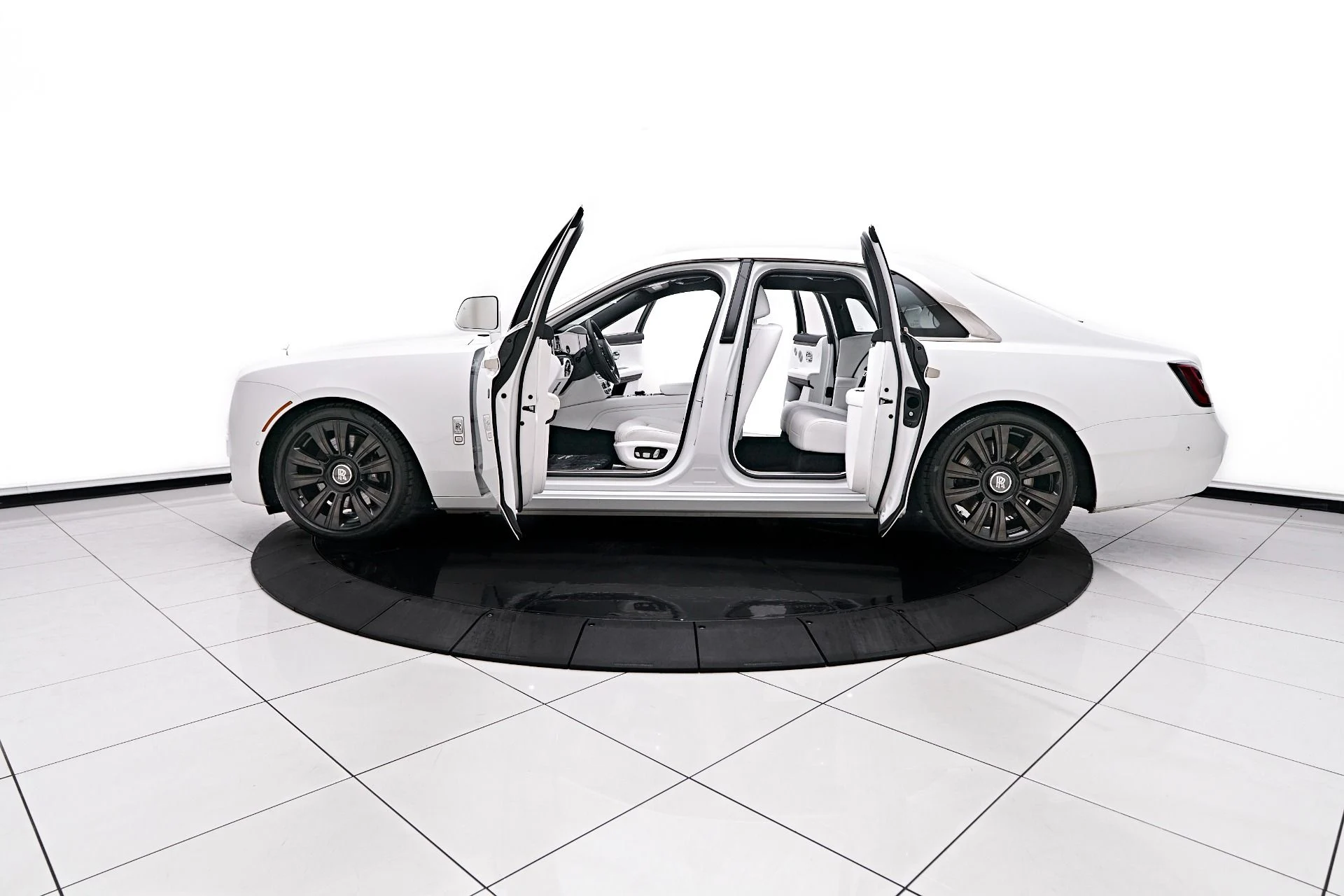mph017_1495736155_Used_2021_Rolls_Royce_Ghost_Base_1754512470_f9a73dba89