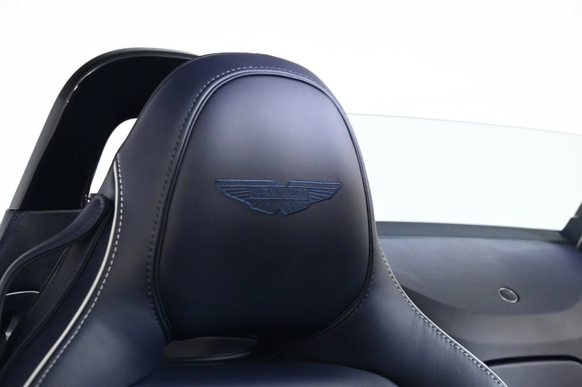 mph017_1508461427_new_2026_aston_martin_vantage_sroadster_11350_23022148_18_1024_5379a93c5b