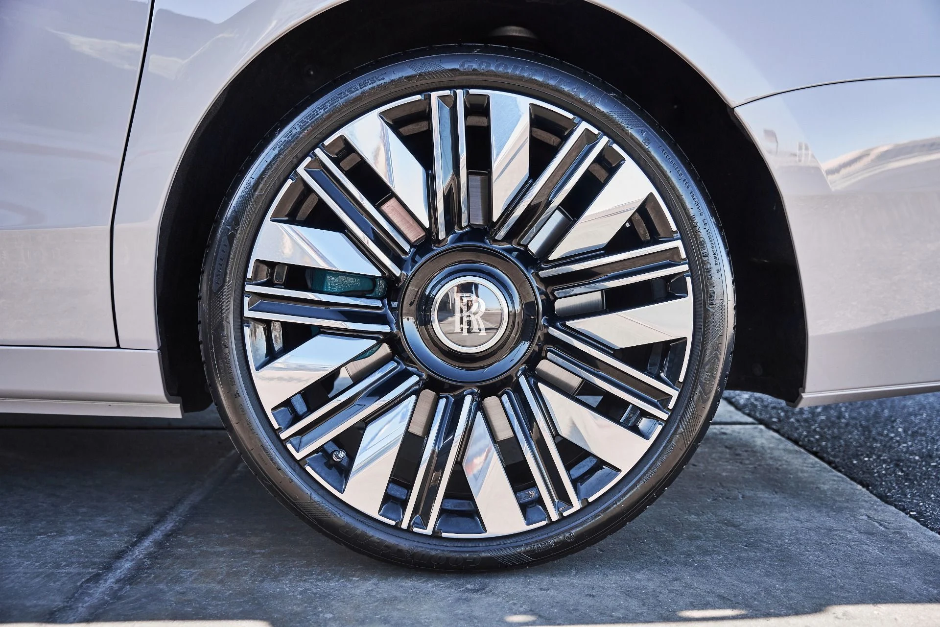 mph017_1517459963_Used_2025_Rolls_Royce_Ghost_Base_1780623253_4cb90a2f51