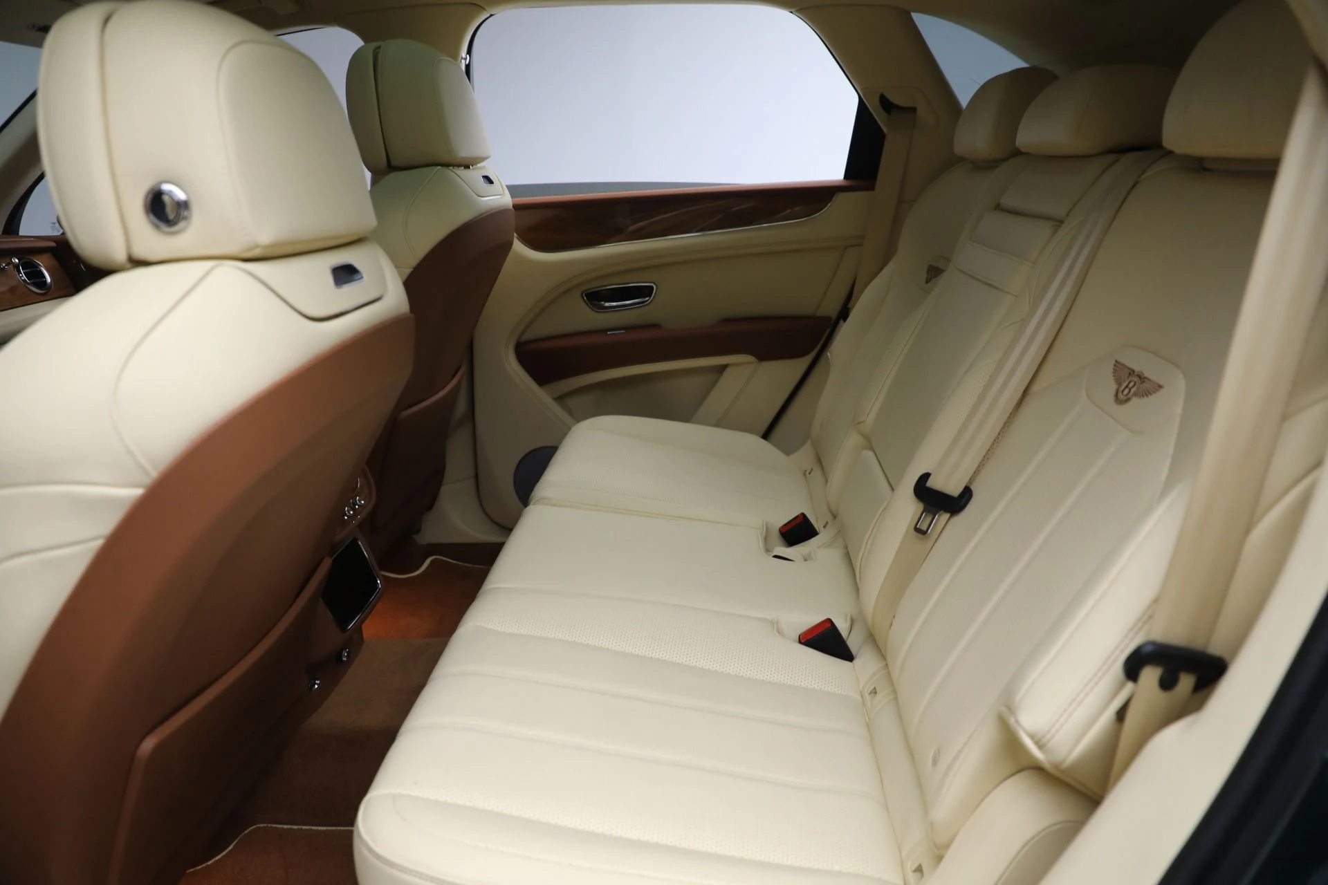 mph017_1527836259_Used_2023_Bentley_Bentayga_V8_0ce51adefc