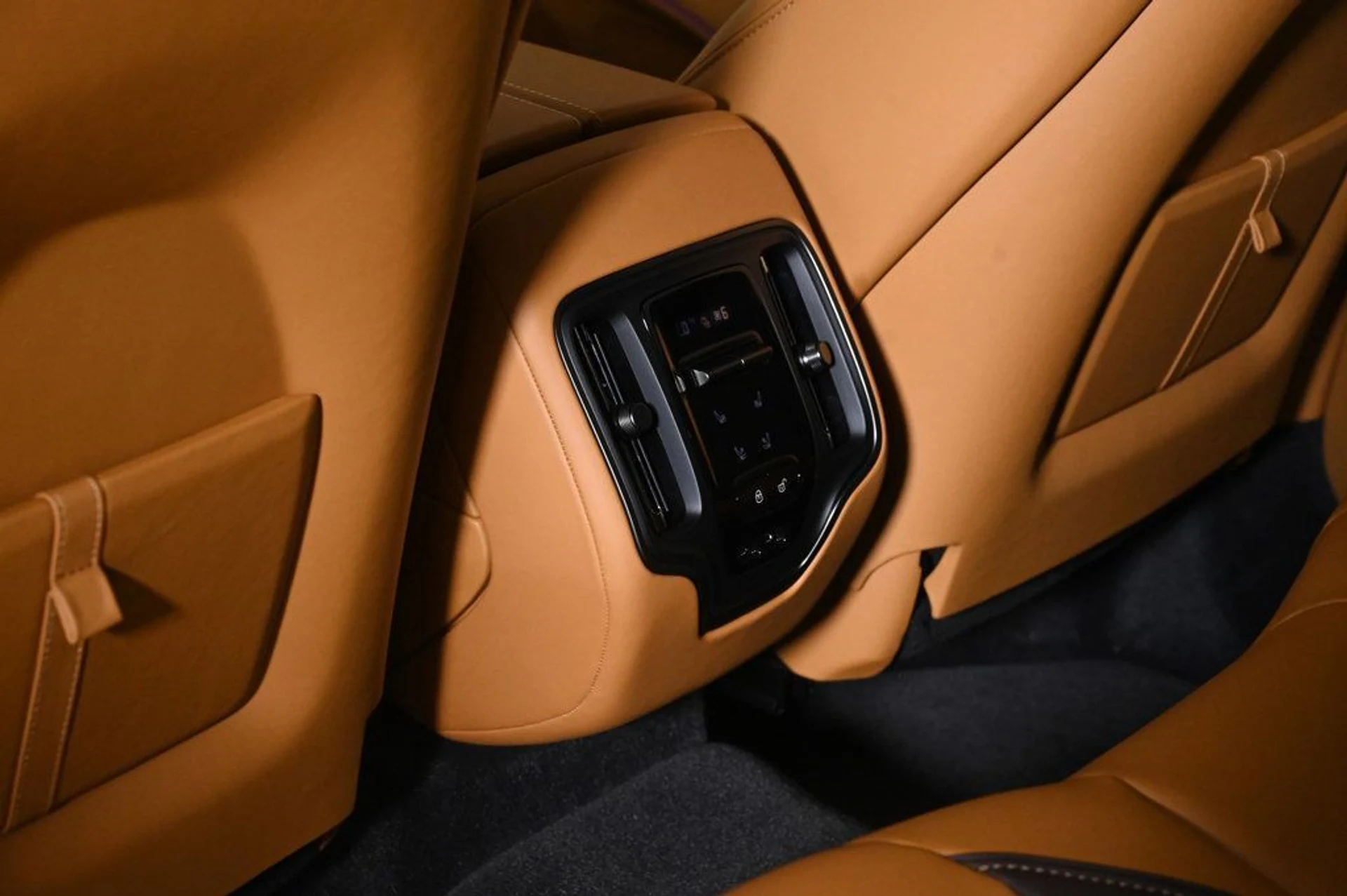 mph017_1545289302_new_2026_aston_martin_dbx_707awd_11350_22961642_17_1024_964b2417dd