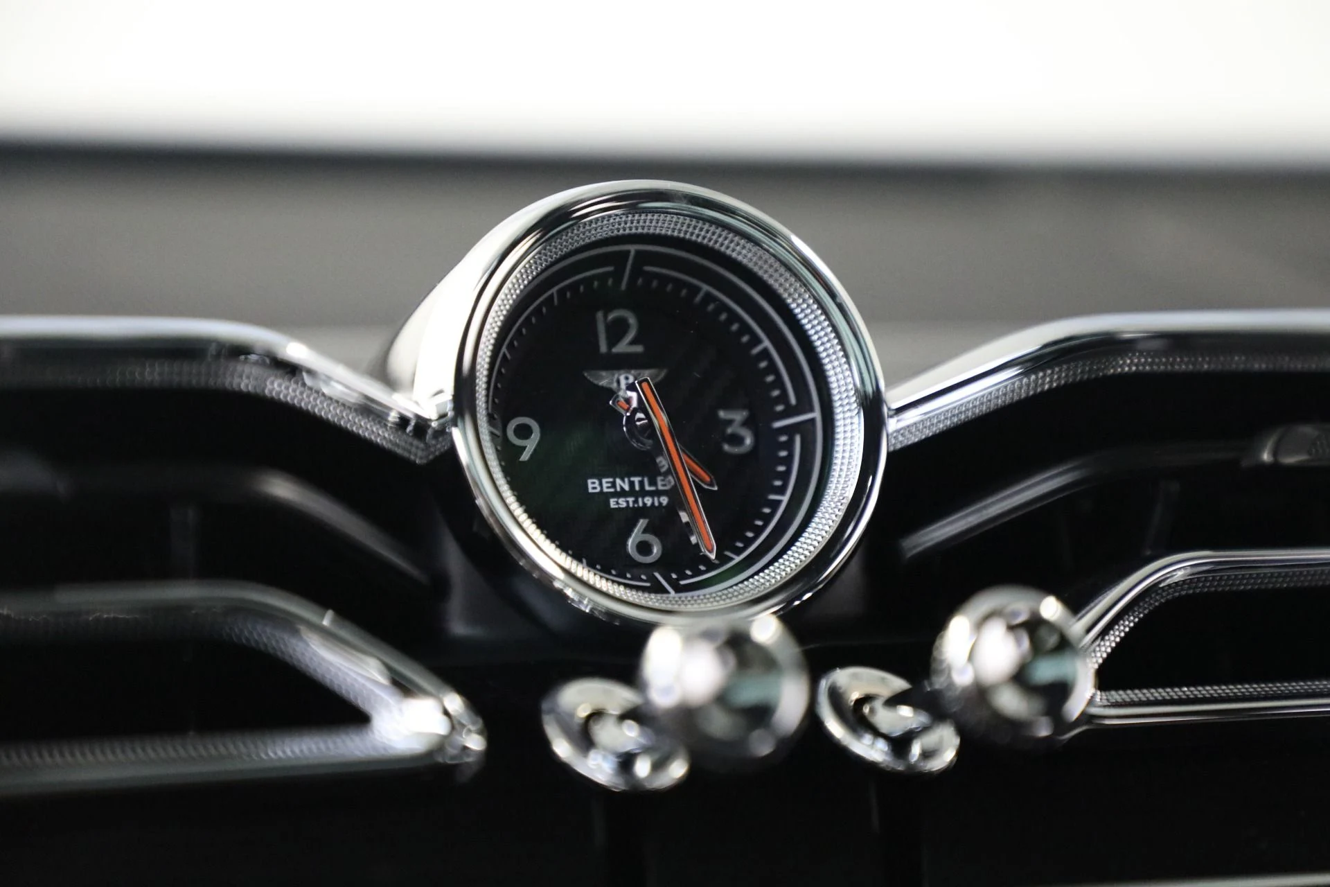 mph017_1550879012_New_2025_Bentley_Bentayga_V8_3adc127c7b
