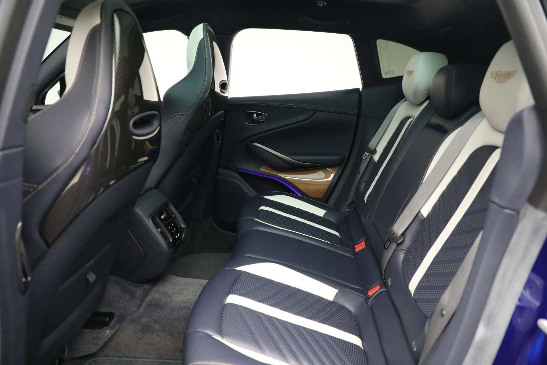 mph017_1558719883_Used_2024_Aston_Martin_DBX_707_1761597901_874863373d